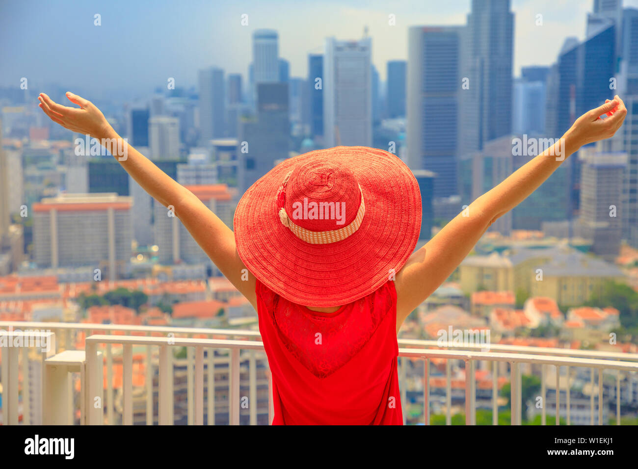 Eine Frau genießt Panorama der höchsten Singapurs Wolkenkratzer in Chinatown, und Blick auf die Insel Sentosa und Keppel Harbour, Singapur, Südostasien, Asien Stockfoto