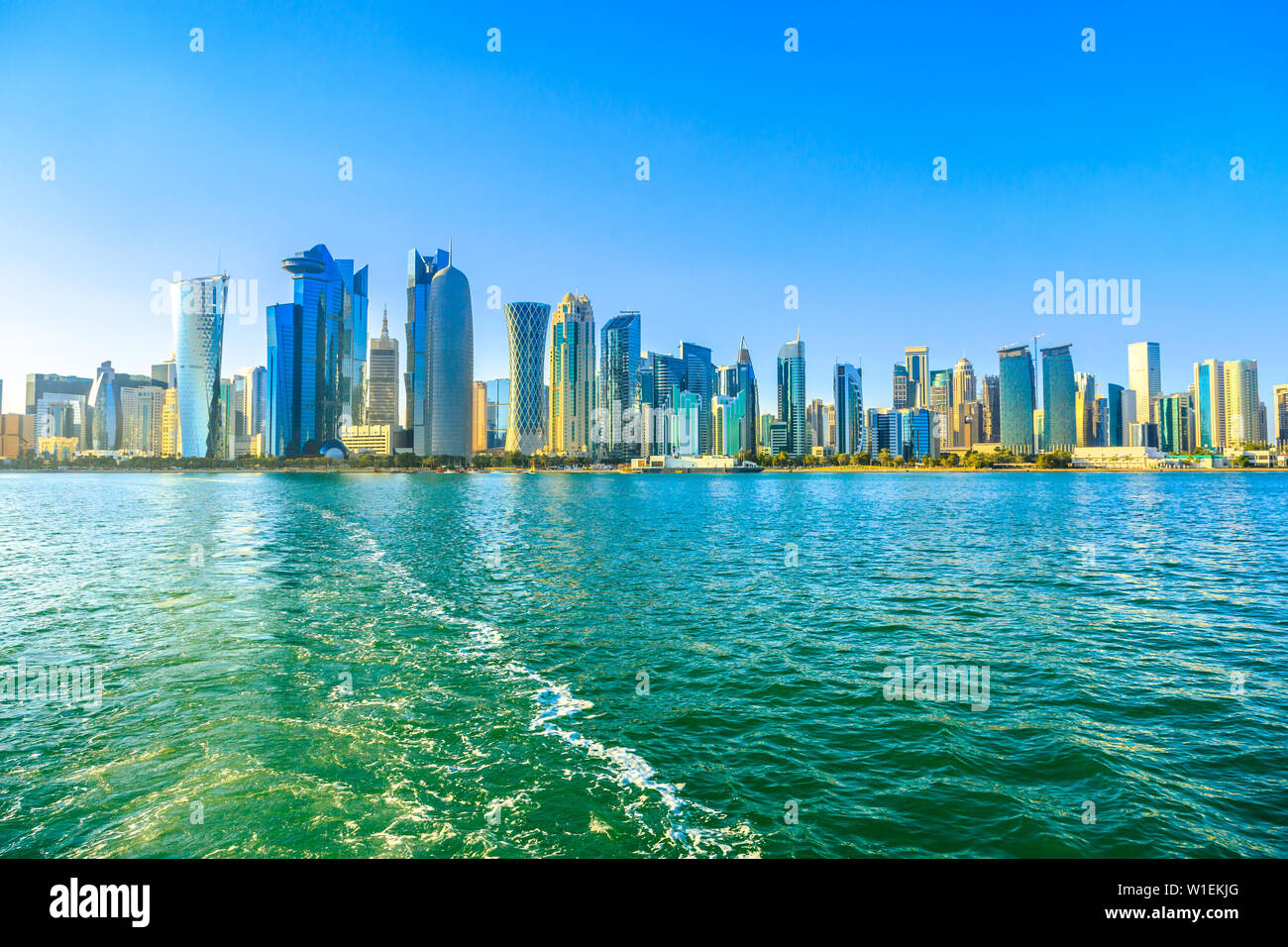 Stadtbild von Doha West Bay Skyline von Bootsfahrt bei Sonnenuntergang in der Bucht von Doha, Doha, Qatar, Naher Osten Stockfoto