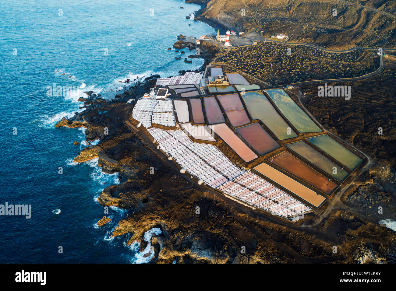 Luftaufnahme der Salinen und Leuchtturm Faro de Fuencaliente. UNESCO Biosphäre Website, La Palma, Kanarische Inseln, Spanien, Atlantik, Europa Stockfoto