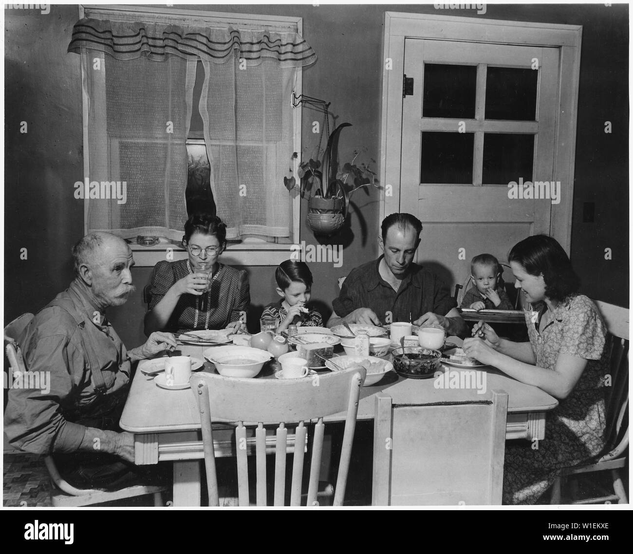 Haskell County, Kansas. Dies ist einer der besten Familien in der Grafschaft. Der alte Mann begonnen. . .; Umfang und Inhalt: Die Bildunterschrift lautet wie folgt: Haskell County, Kansas. Dies ist einer der besten Familien in der Grafschaft. Der alte Mann begann der Ort vor vielen Jahren, aber jetzt ist es der Sohn, ein sehr kompetenter und intelligenter junger Mann laufen. Ihre Heimat ist gut, und Sie tun alles Menschenmögliche, um ihren Lebensunterhalt im Falle von Trockenheit oder mangelhafter Weizen Märkte zu gewährleisten. Diese Familie stellt vermutlich die höchste lokal Zielerreichung im guten Lebens. Stockfoto