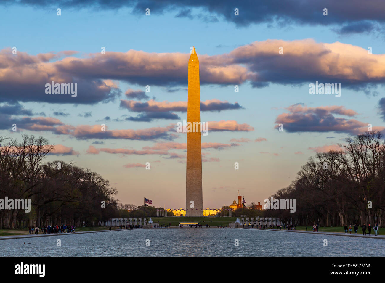 Ansicht der Lincoln Memorial Reflecting Pool und Washington Monument bei Sonnenuntergang, Washington D.C., Vereinigte Staaten von Amerika, Nordamerika Stockfoto