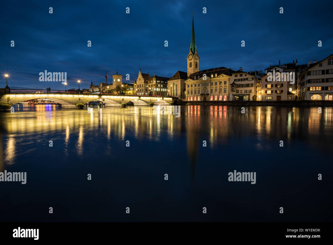 Zürich, Schweiz - Blick auf die Altstadt mit der Limmat Stockfoto