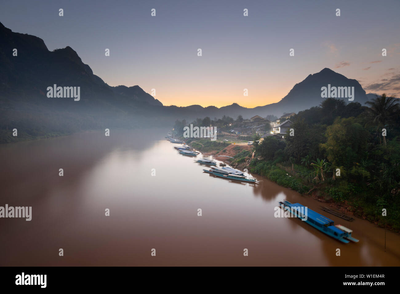 Sonnenuntergang über dem misty Nam Ou Fluss im Dorf Nong Khiaw, Provinz Luang Prabang Laos, Laos, Indochina, Südostasien, Asien Stockfoto