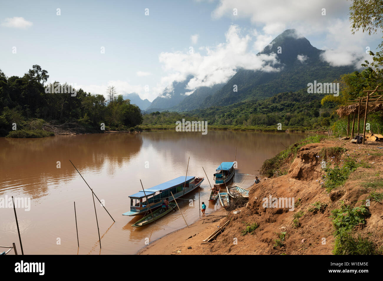 Boote auf dem Nam Ou Fluss etwa 20 Minuten nördlich von Nong Khiaw, Provinz Luang Prabang Laos, Laos, Indochina, Südostasien, Asien Stockfoto