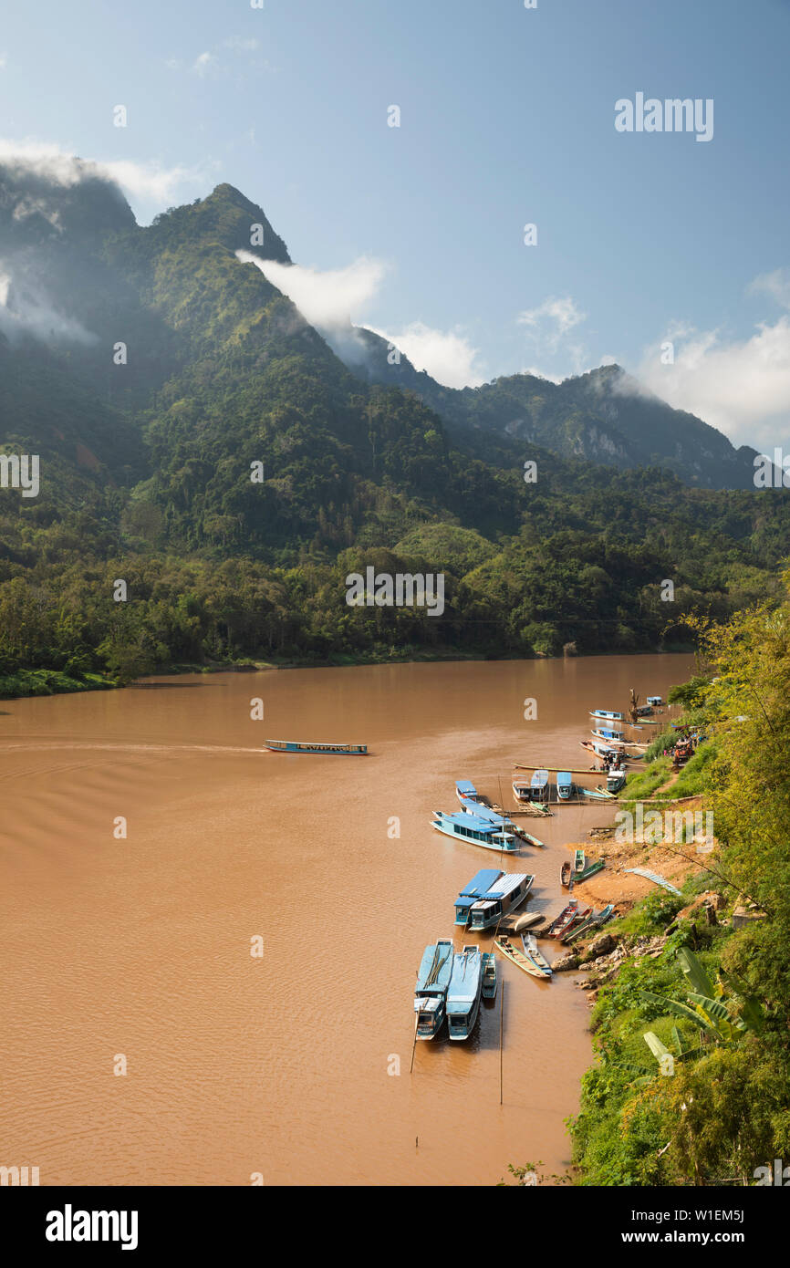 Nam Ou Fluss mit karst Gipfeln und Anheben Nebel, Nong Khiaw, Provinz Luang Prabang Laos, Laos, Indochina, Südostasien, Asien Stockfoto