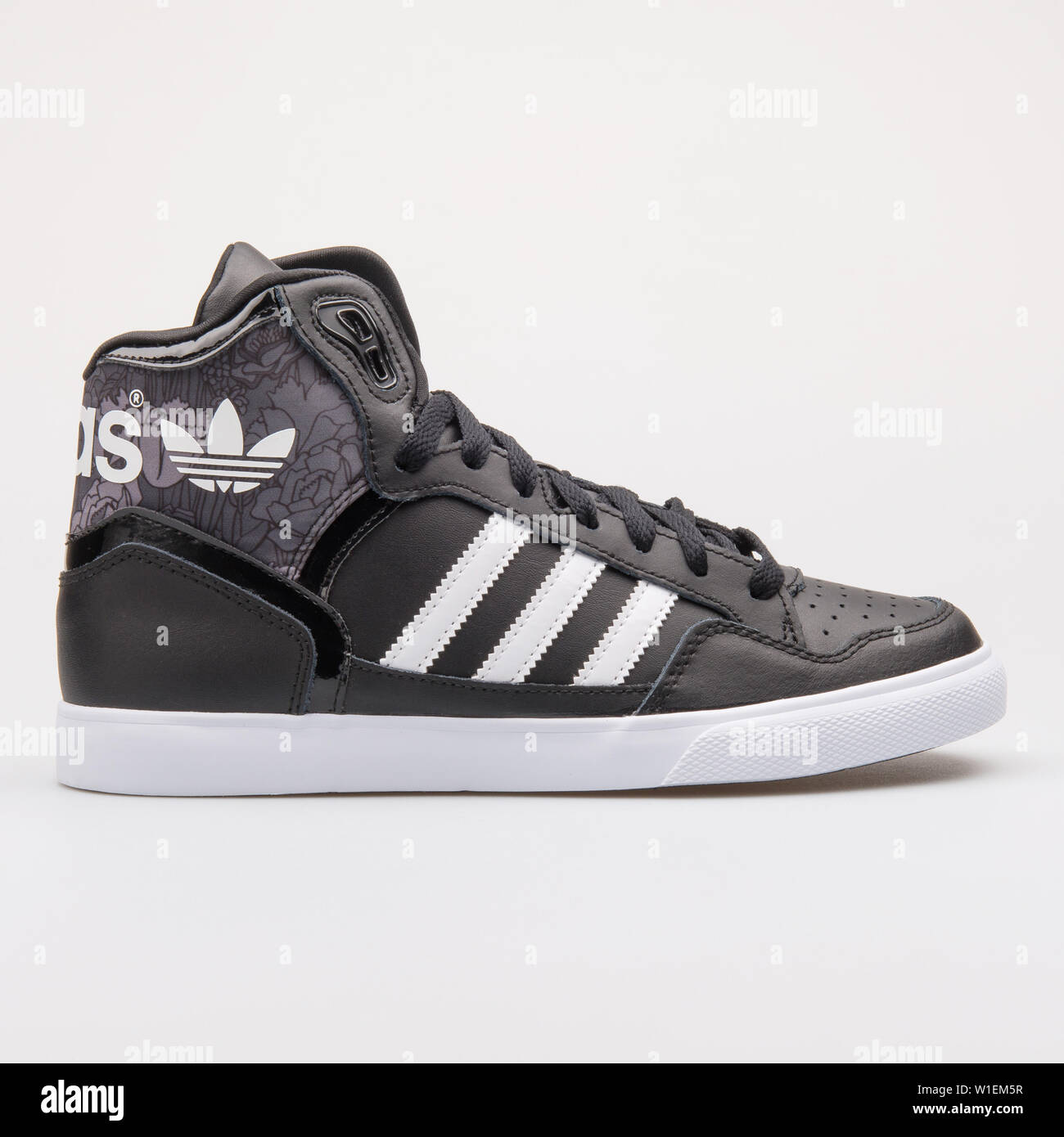 Wien, Österreich - 28. AUGUST 2017: Adidas Sneaker Extaball schwarz auf  weißem Hintergrund Stockfotografie - Alamy