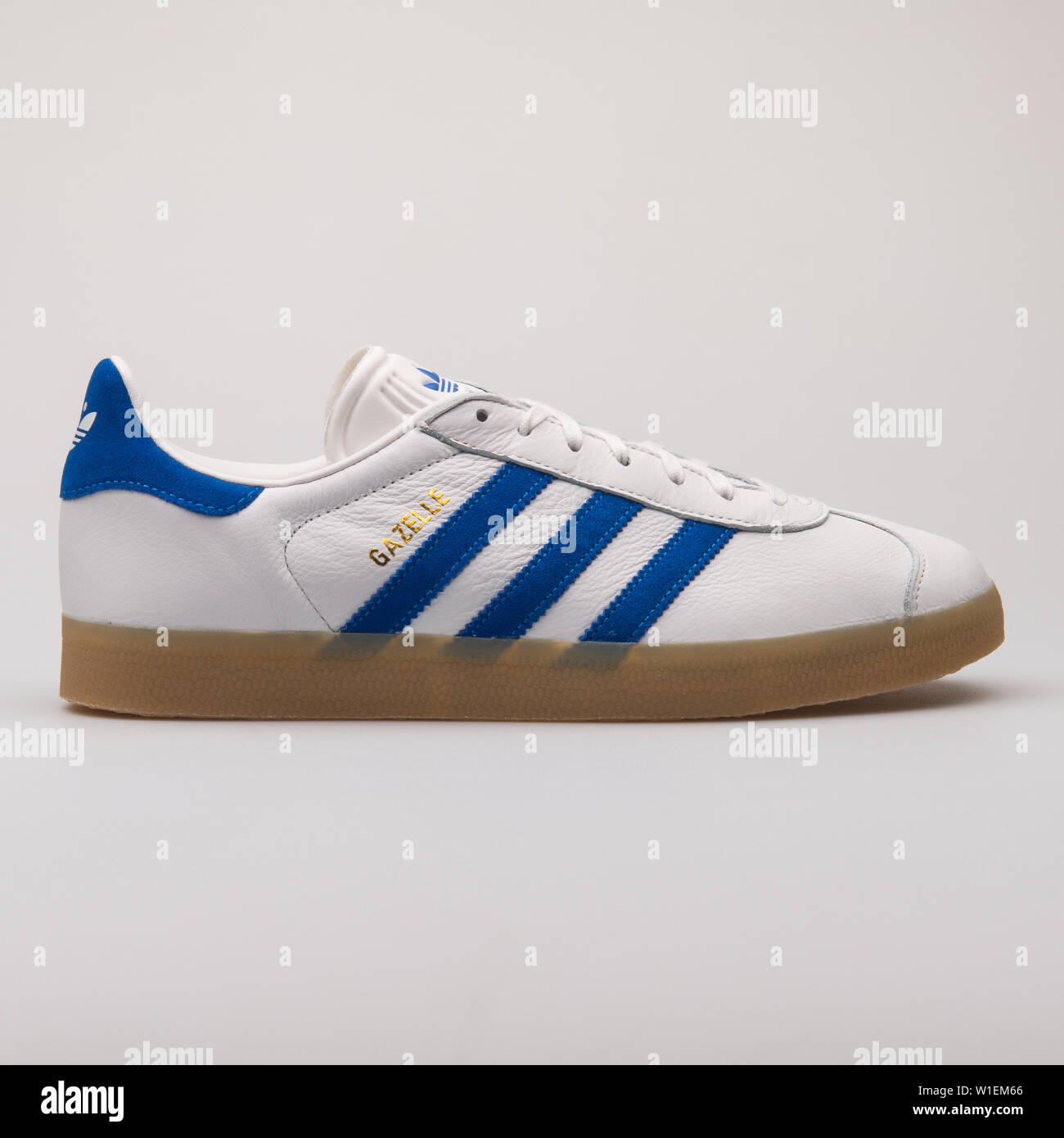 Wien, Österreich - 28. AUGUST 2017: Adidas Gazelle Sneaker in Weiß und Blau  auf weißem Hintergrund Stockfotografie - Alamy