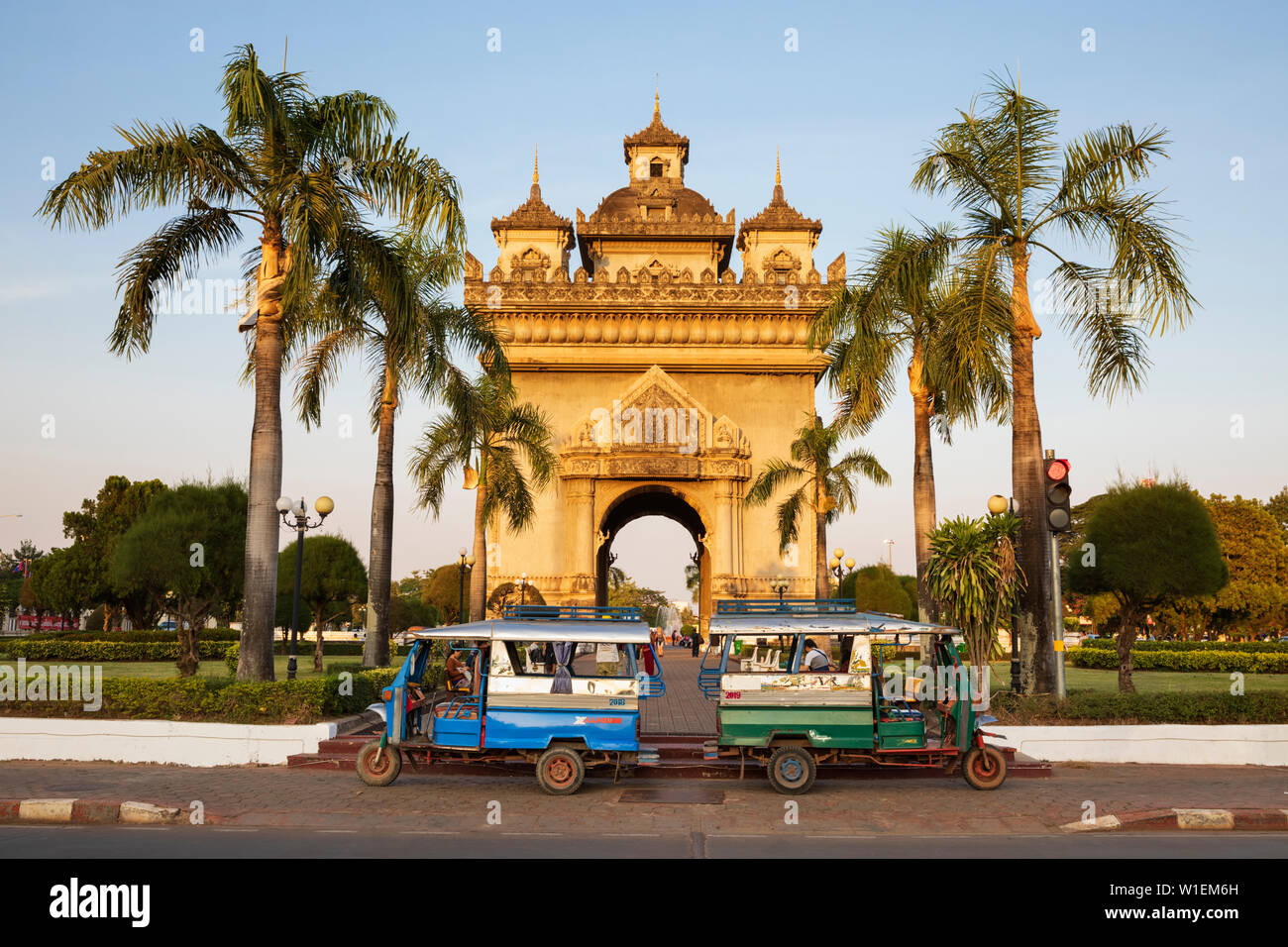 Tuk-tuks vor der Patuxai Vientiane Victory Monument (Triumphbogen), Vientiane, Laos, Indochina, Südostasien, Asien geparkt Stockfoto
