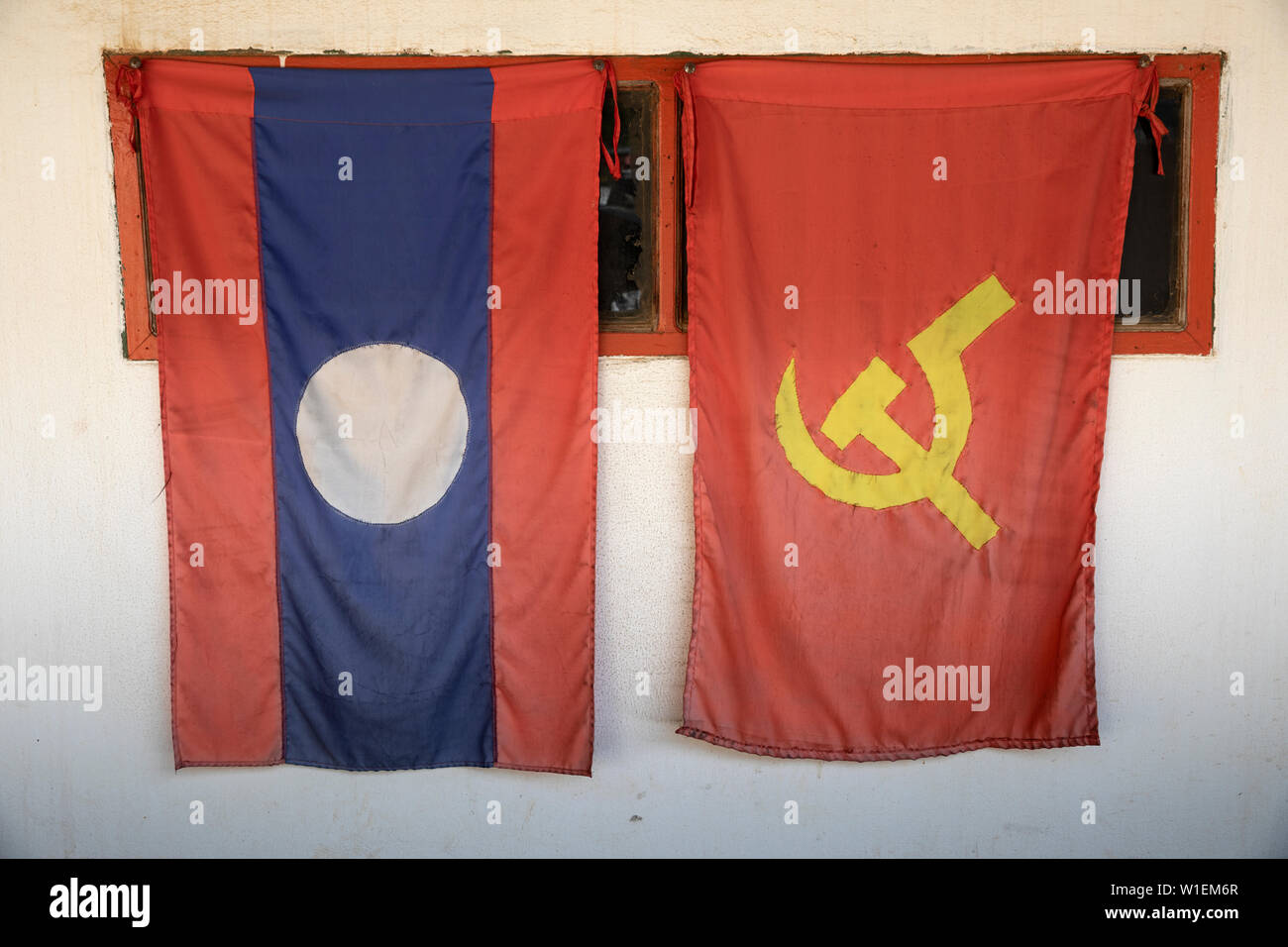 Laos National und der Laotischen Revolutionären Volkspartei (LRVP) Fahnen, Nong Khiaw, nördlichen Laos, Laos, Indochina, Südostasien, Asien Stockfoto