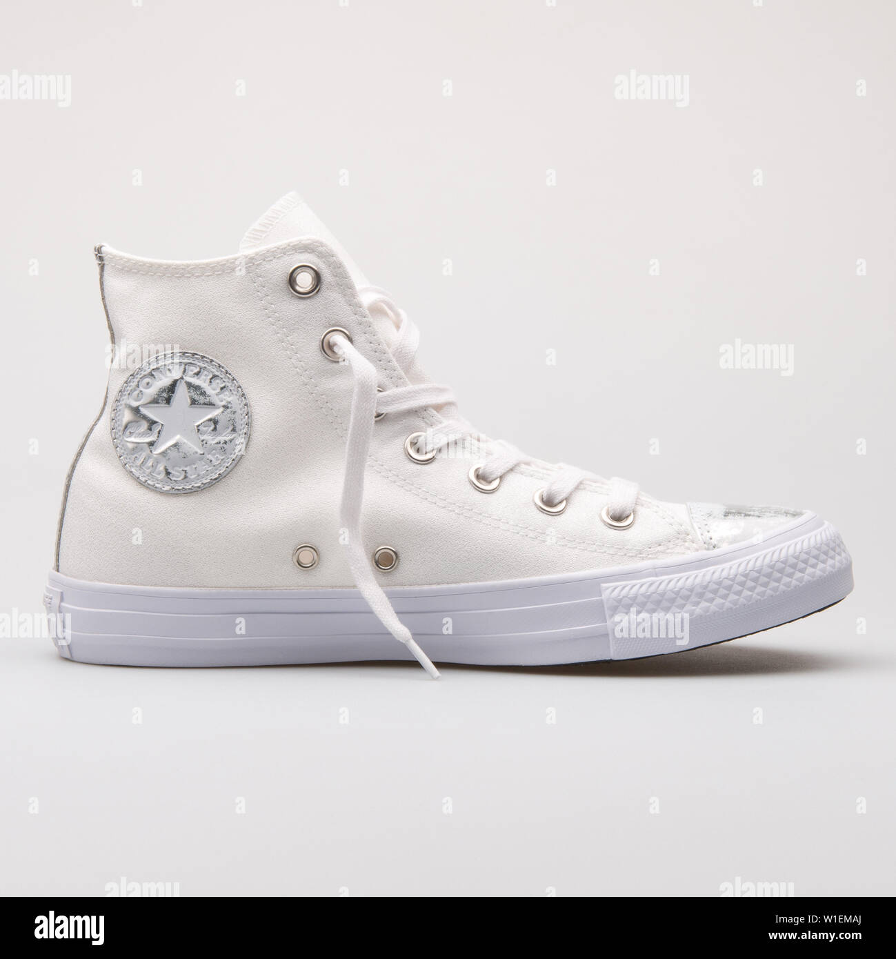 Wien, Österreich - 28. AUGUST 2017: Converse Chuck Taylor All Star Bürste  aus Leder Vorderkappe weiß und silber Sneaker auf weißem Hintergrund  Stockfotografie - Alamy