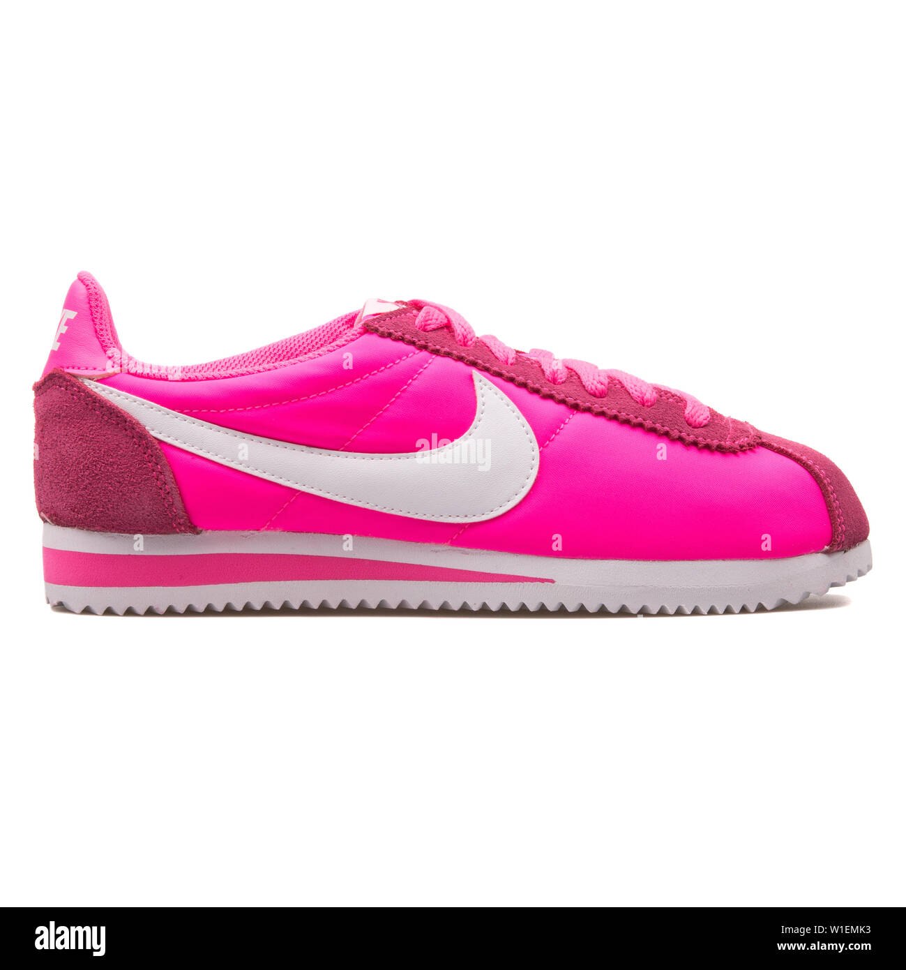 Wien, Österreich - 30 August 2017: Nike Classic Cortez Nylon pink Sneaker  auf weißem Hintergrund Stockfotografie - Alamy