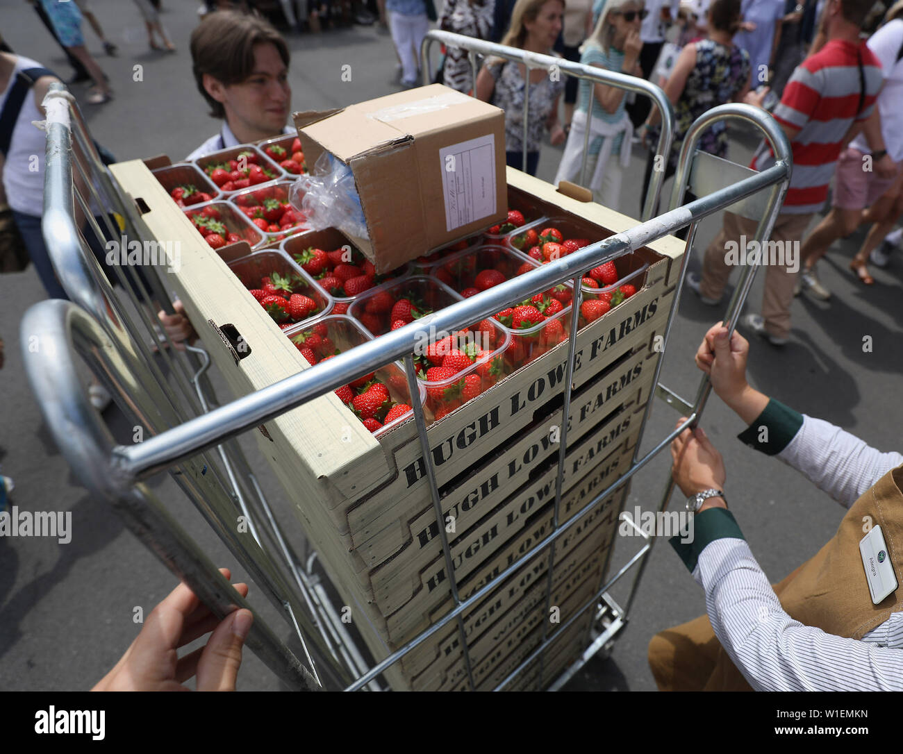 Kisten mit Erdbeeren sind in ein Restaurant an Tag zwei der Wimbledon Championships in der All England Lawn Tennis und Croquet Club, Wimbledon geliefert. Stockfoto