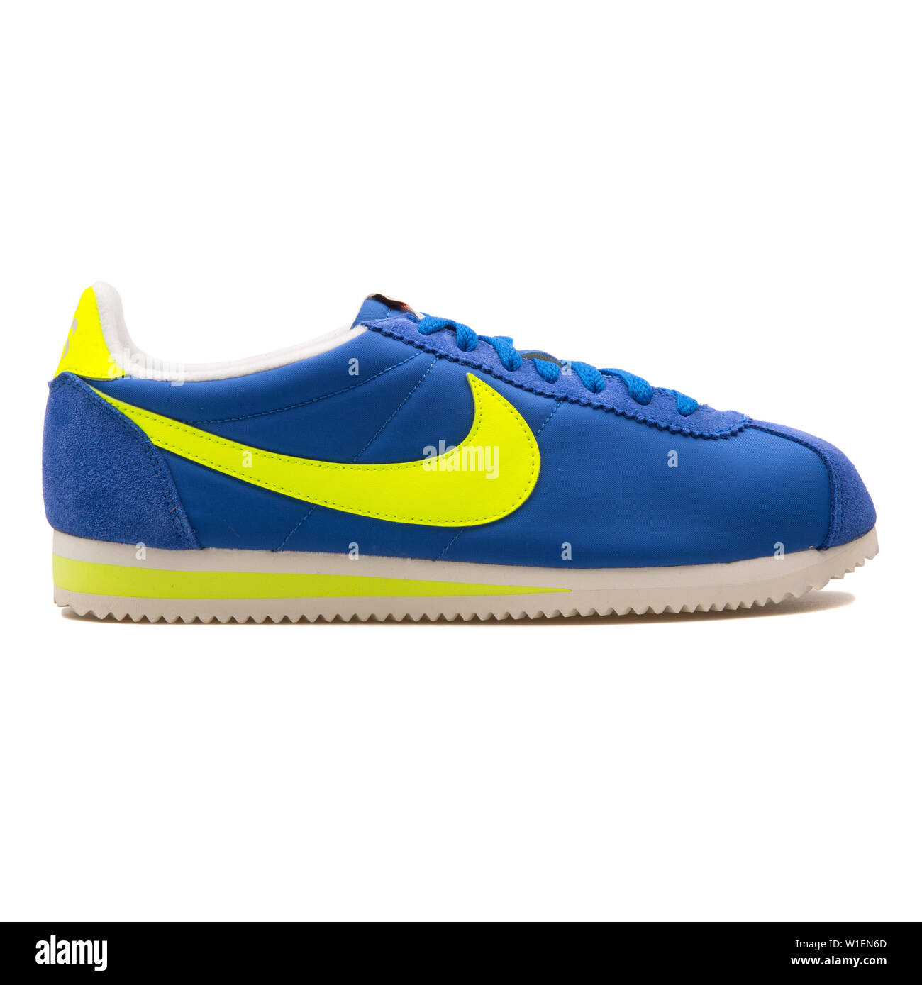 Blaue nike schuhe Ausgeschnittene Stockfotos und -bilder - Seite 3 - Alamy