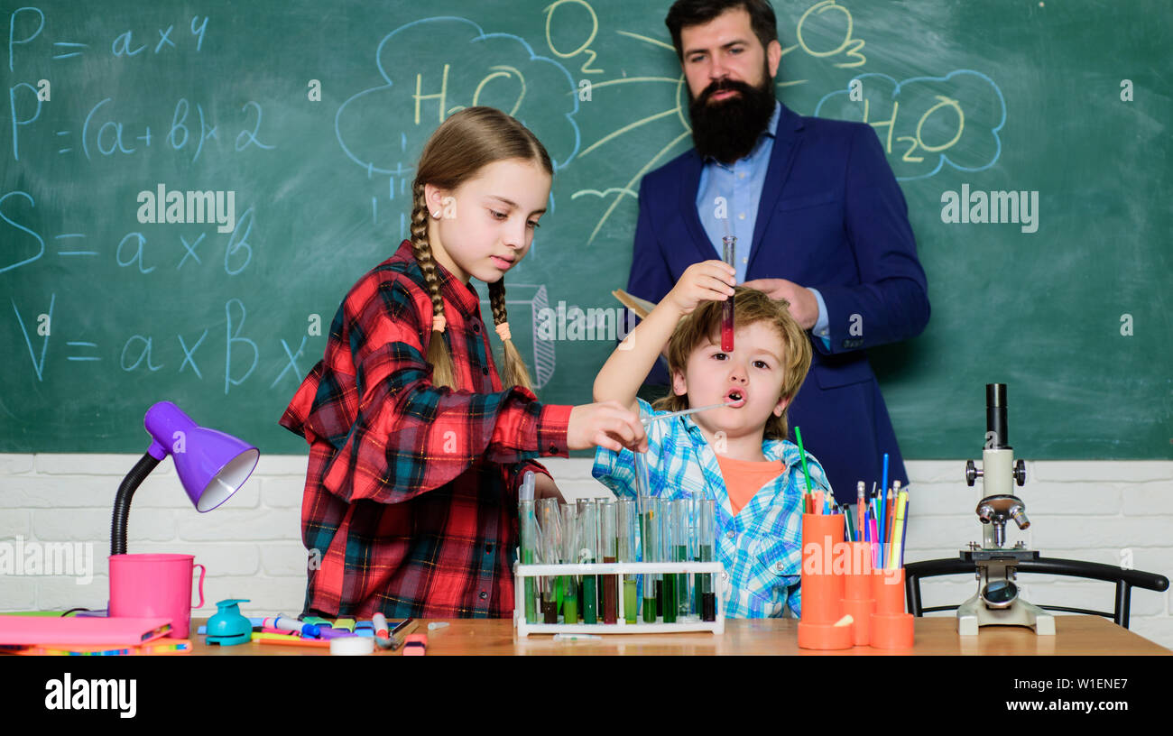Praktisches Wissen. Kinder teilen wichtige Erkenntnisse. Studie mit Freunden macht Spaß. Die jüngeren lernen von den Älteren. Mit Erfahrung kommt Wissen. Formale Bildung. Gruppe Die Interaktion Kommunikation. Stockfoto