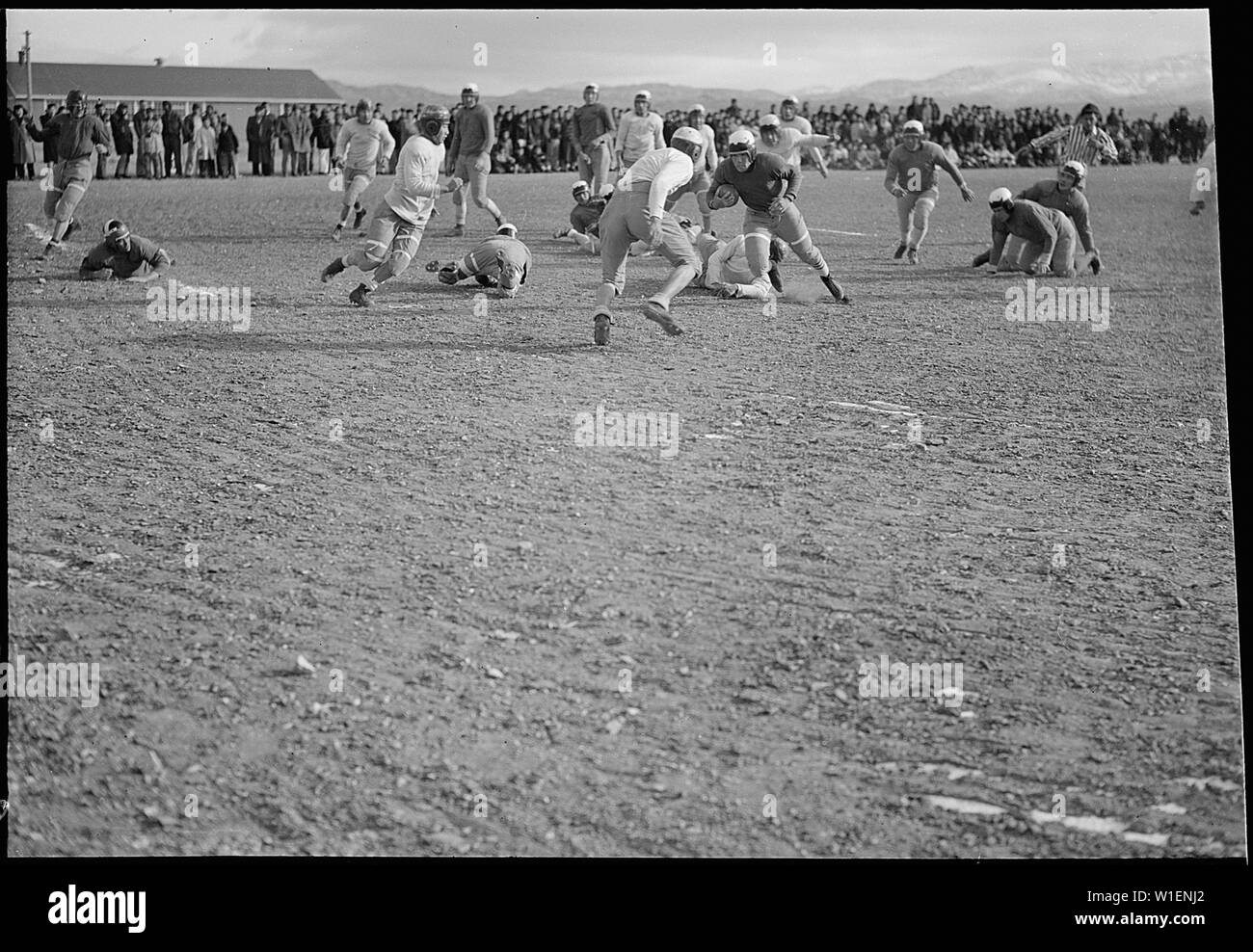 Herz Berg Relocation Center, Heart Mountain, Wyoming. Ein bisschen Action in einem Spiel zwischen t. . .; Umfang und Inhalt: Der vollständige Titel für dieses Foto liest: Herz Berg Relocation Center, Heart Mountain, Wyoming. Ein bisschen Action in einem Spiel zwischen der All Stars und den Wagenheber Kaninchen auf dem Herzen Berg Fußballplatz. Tosh Asano trägt die Kugel für die All Stars. Fußball ist sehr beliebt im Herzen Berg Relocation Center und die Spiele sind gut besucht. Stockfoto