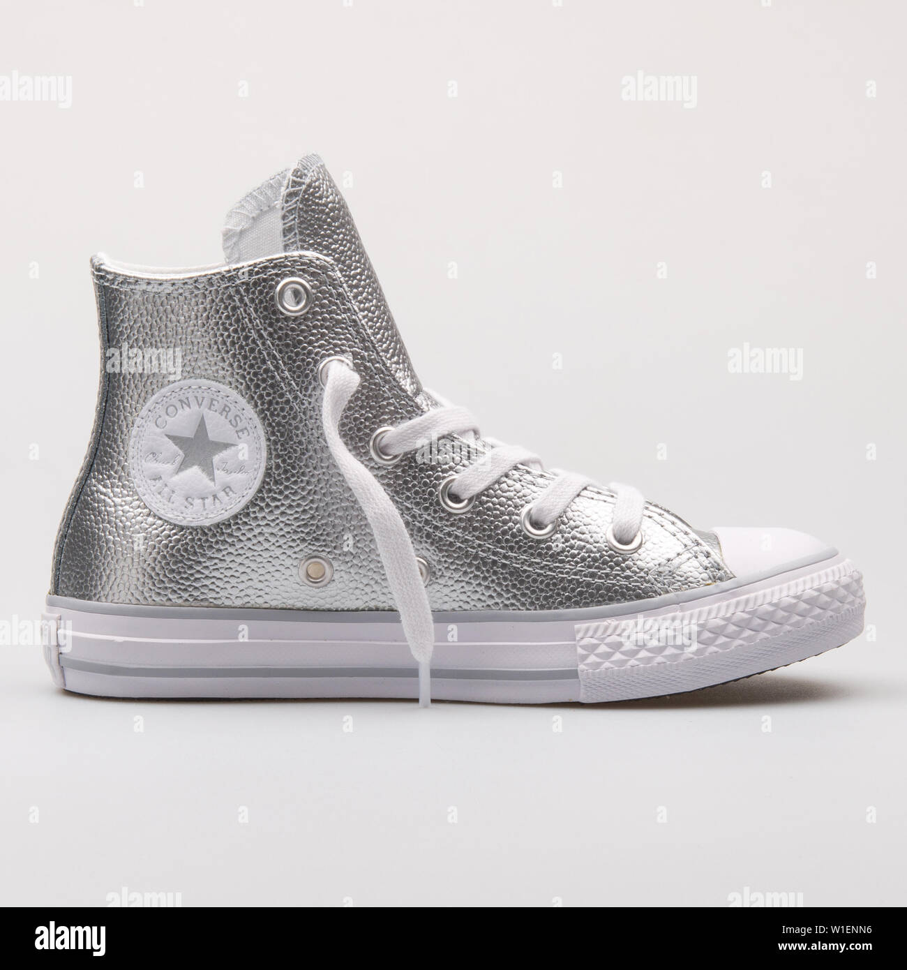 Wien, Österreich - 30 August 2017: Converse Chuck Taylor All Star High  silber Sneaker auf weißem Hintergrund Stockfotografie - Alamy