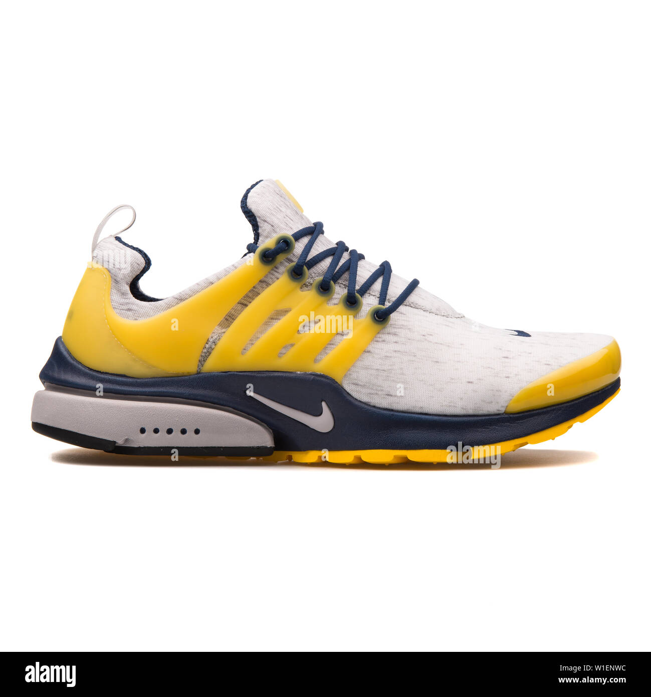 Wien Osterreich 10 August 2017 Nike Air Presto Grau Blau und Gelb Sneaker auf weiBem Hintergrund Stockfotografie Alamy