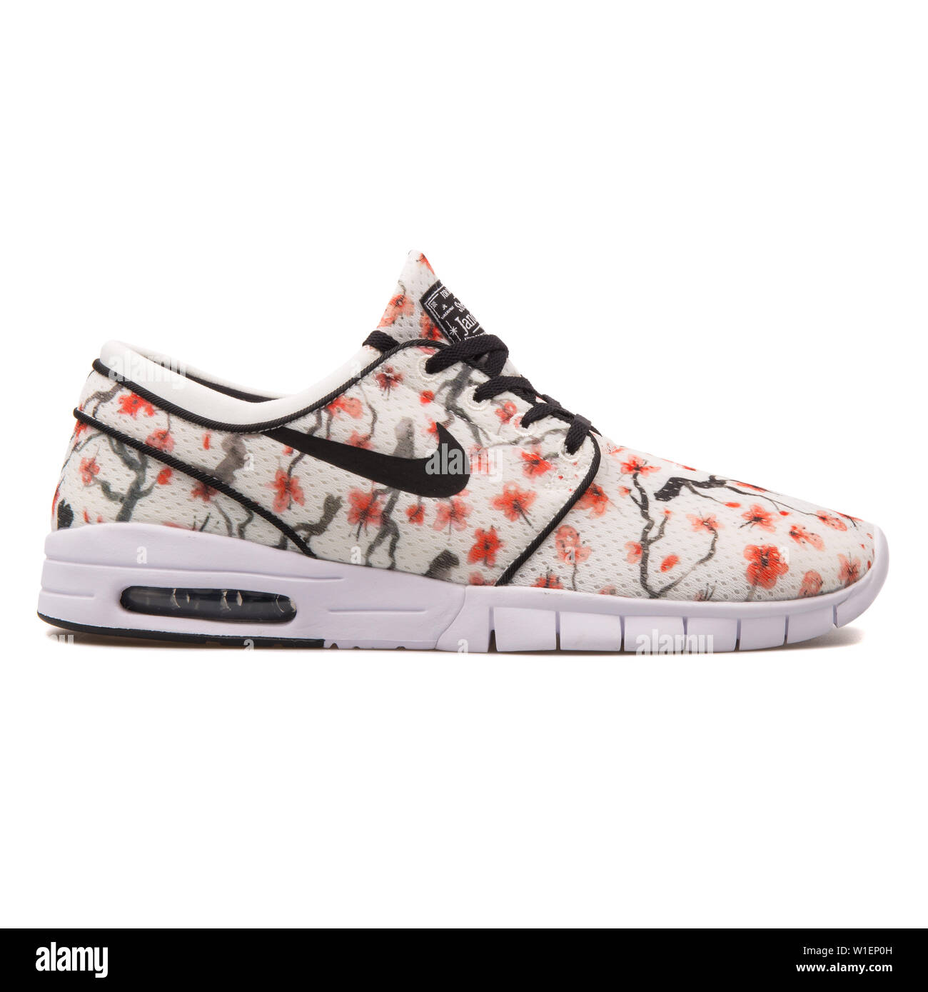Wien, Österreich - 10 August 2017: Nike Stefan Janoski Max Premium Cherry Blossom Sneaker auf weißem Hintergrund. Stockfoto