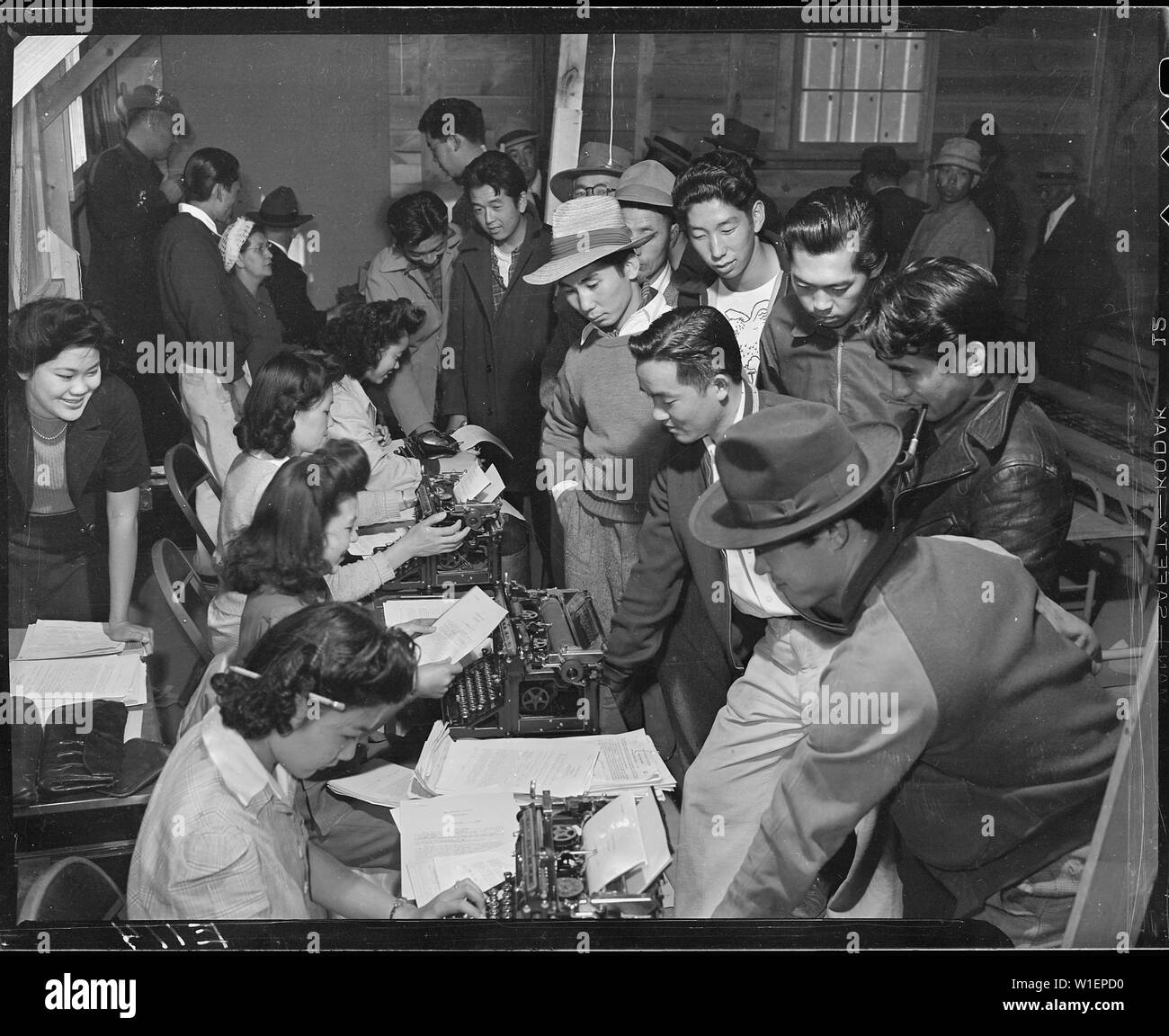 Herz Berg Relocation Center, Heart Mountain, Wyoming. Husky junge umsiedler aus Los Angeles vo. . .; Umfang und Inhalt: Der vollständige Titel für dieses Foto liest: Herz Berg Relocation Center, Heart Mountain, Wyoming. Husky junge umsiedler aus Los Angeles freiwillige und im Herzen Berg Relocation Center registriert Rüben in den Bereichen Wyoming, Montana und Colorado nach oben. Insgesamt 2.700 freiwillige Links die Relocation Center in Colorado und Wyoming, um einer schweren Zuckerrüben Arbeitskräftemangel lindern. Stockfoto