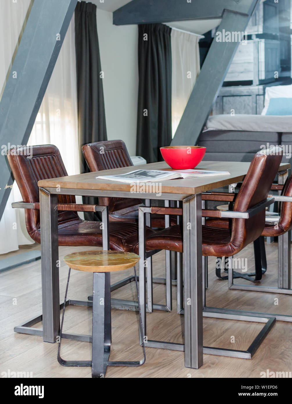 Amsterdam Niederlande Mai 2019 Holz Und Metall Esstisch Mit Gemutlichen Ledersesseln Holzboden In Einem Mansardenzimmer Mit Einer Gemieteten Wohnung Stockfotografie Alamy