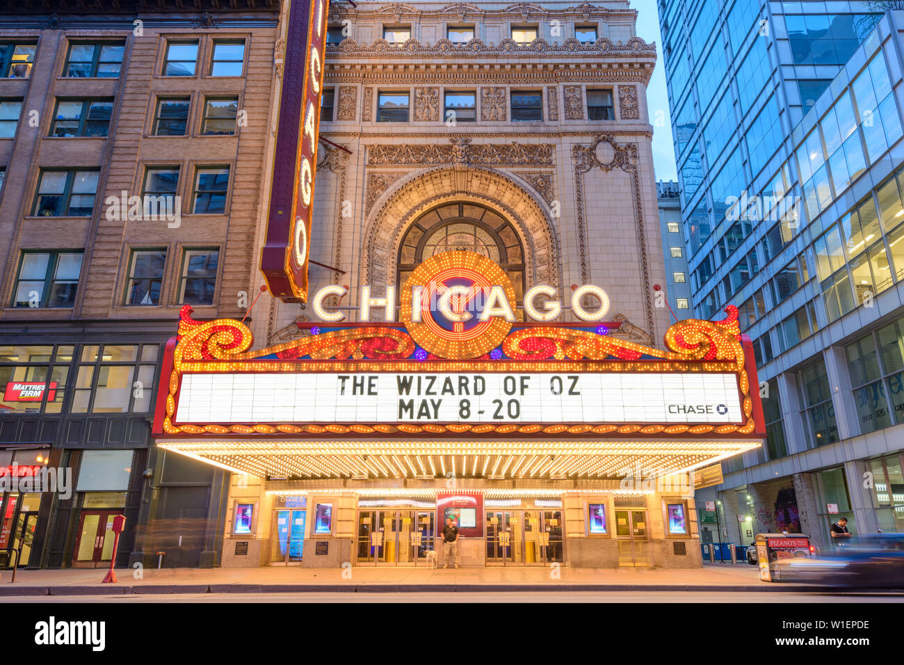 CHICAGO, Illinois - 10. MAI 2018: Das Wahrzeichen von Chicago Theater an der State Street in der Dämmerung. Die historische Theater stammt aus dem Jahre 1921. Stockfoto