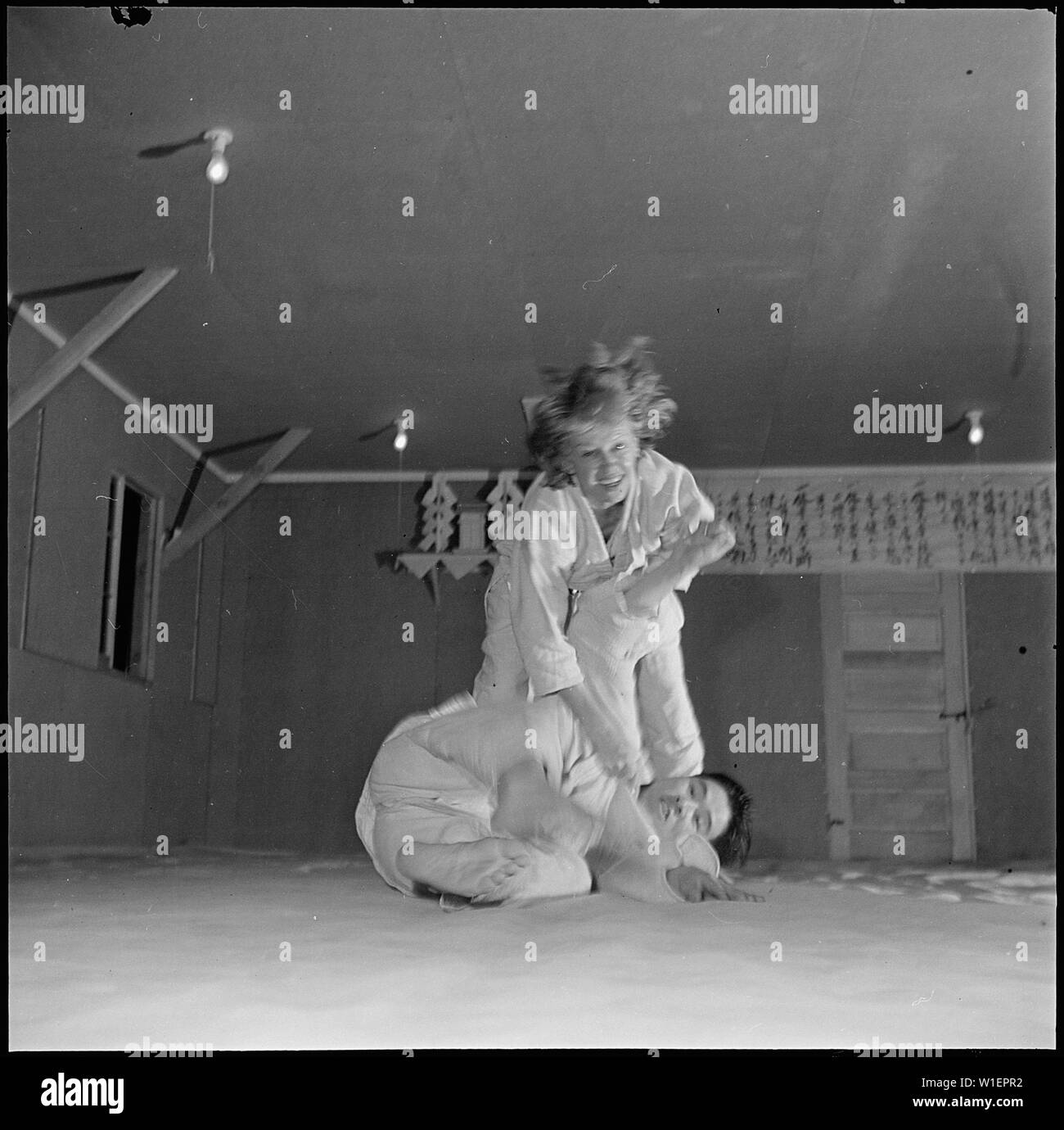 Herz Berg Relocation Center, Heart Mountain, Wyoming. Frau Knoshida, der Russischen Frau eines Cen. . .; Umfang und Inhalt: Der vollständige Titel für dieses Foto liest: Herz Berg Relocation Center, Heart Mountain, Wyoming. Frau Knoshida, der Russischen Frau von einem Zentrum der japanischen Vorfahren, wirft eine männliche Kursleiter in einem Judo Klasse im Herzen Berg Relocaton Center. Stockfoto