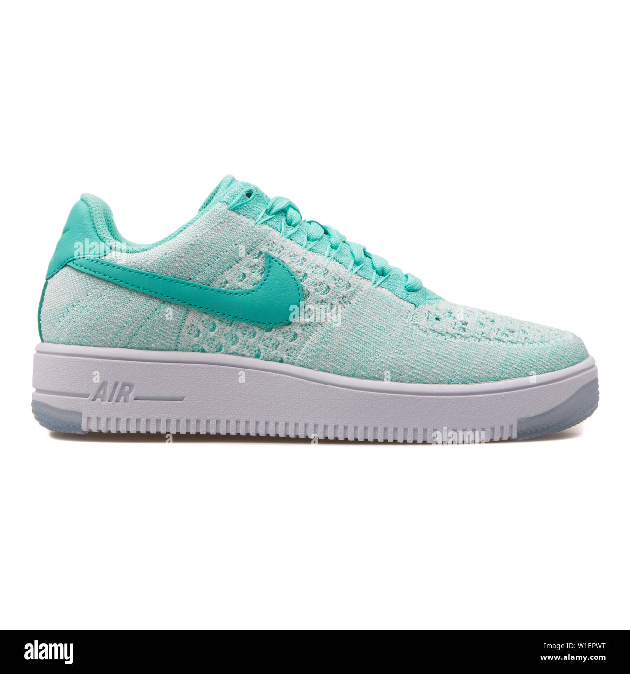 Wien, Österreich - 10 August 2017: Nike Air Force 1 Low Flyknit türkis und  weiß Sneaker auf weißem Hintergrund Stockfotografie - Alamy