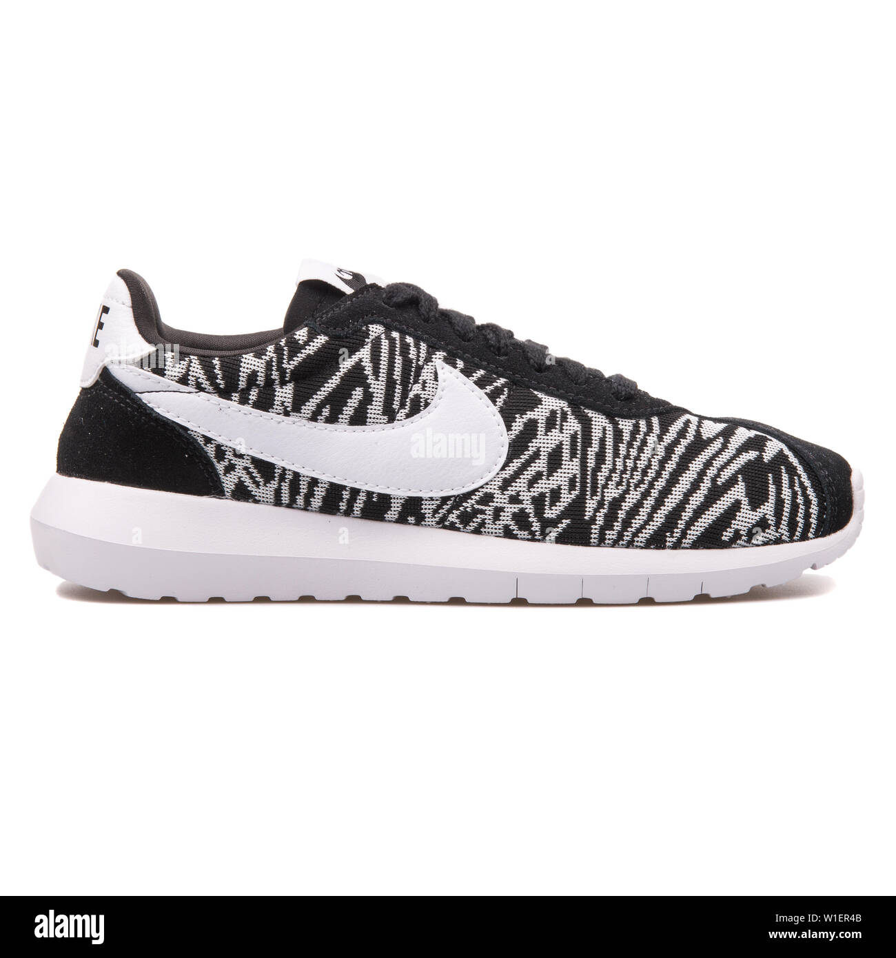 Wien, Österreich - 10 August 2017: Nike Roshe LD 1000 KJCRD schwarze und  weiße Sneaker auf weißem Hintergrund Stockfotografie - Alamy