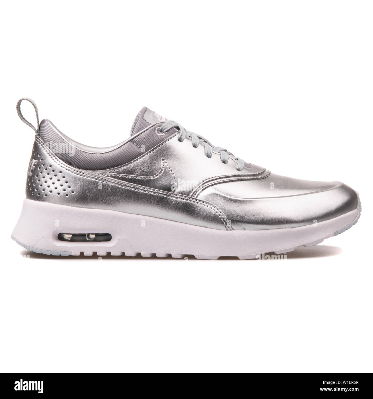 Wien, Österreich - 10 August 2017: Nike Air Max Thea Metallic Silber  Sneaker auf weißem Hintergrund Stockfotografie - Alamy