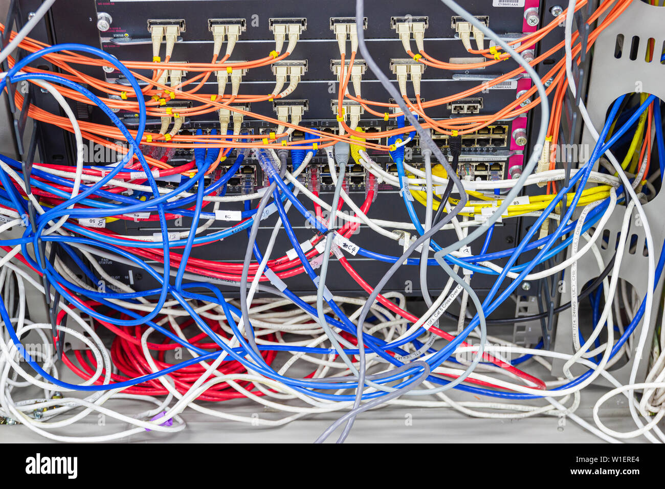 Bangkok Thailand: - Juni 25, 2019: - Kabel-Netzwerk im Serverraum Kabelsalat von Schlecht verlegtes Kabel Konzept organisierten Verkabelung im Serverraum Stockfoto