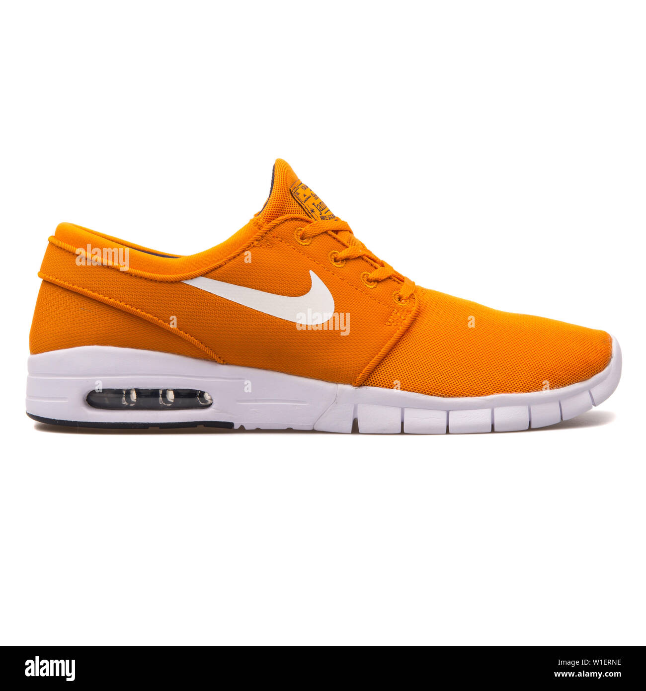 Wien, Österreich - 10 August 2017: Nike Stefan Janoski Max orange und weiß Sneaker auf weißem Hintergrund. Stockfoto