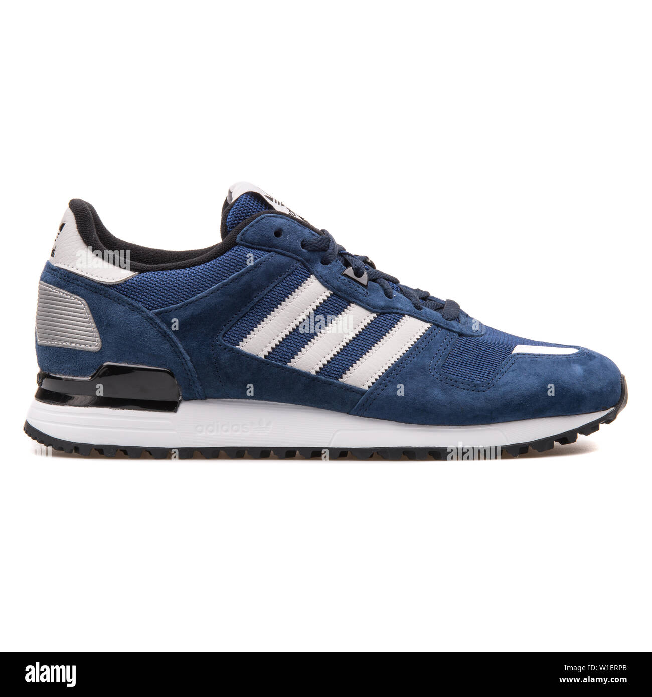 Adidas blue shoes Ausgeschnittene Stockfotos und -bilder - Seite 2 - Alamy