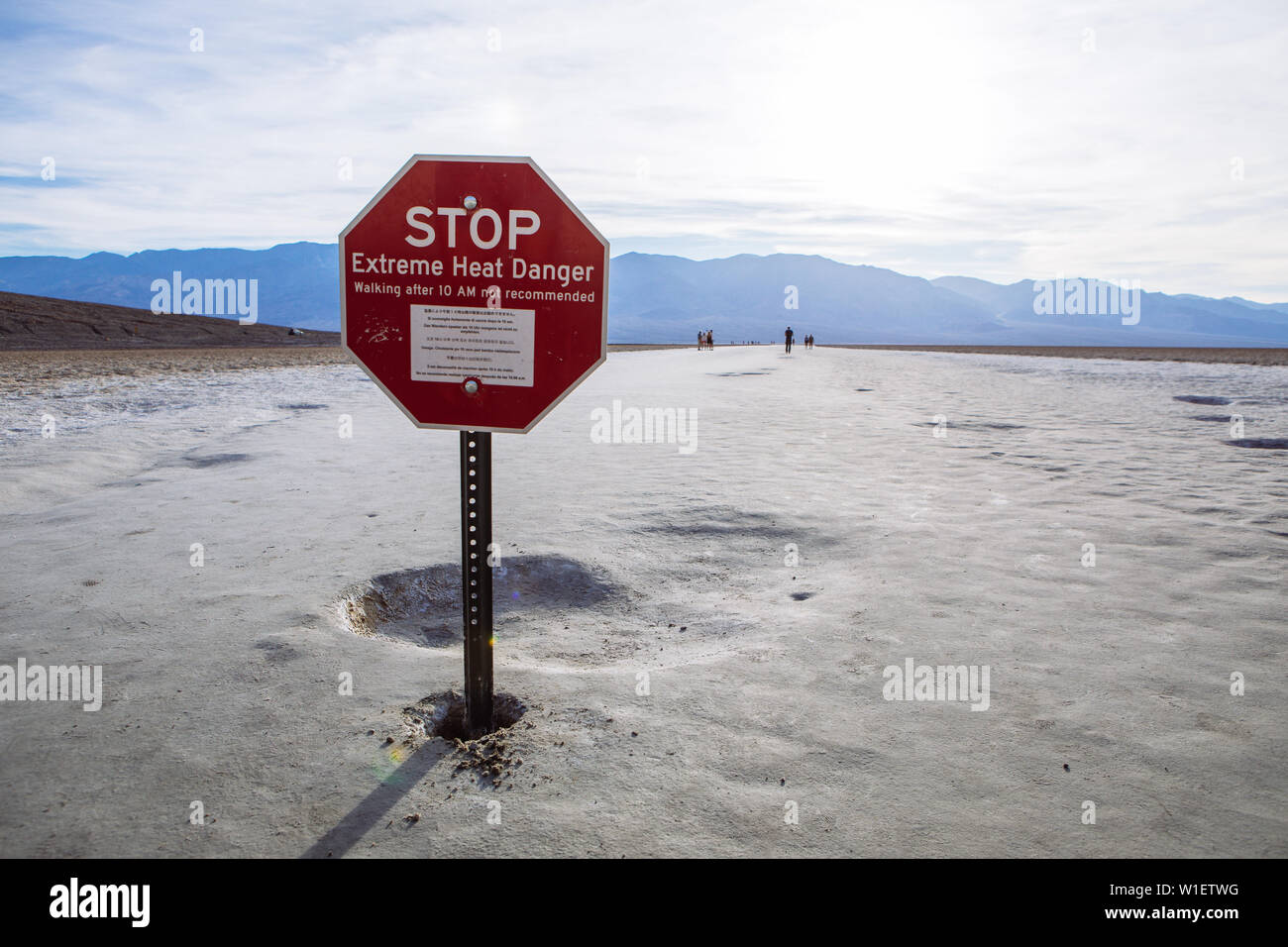 Stop Extreme Heat Danger Schild in Badwater Becken, Endorheic Becken, Death Valley National Park, Inyo, Kalifornien, USA Stockfoto