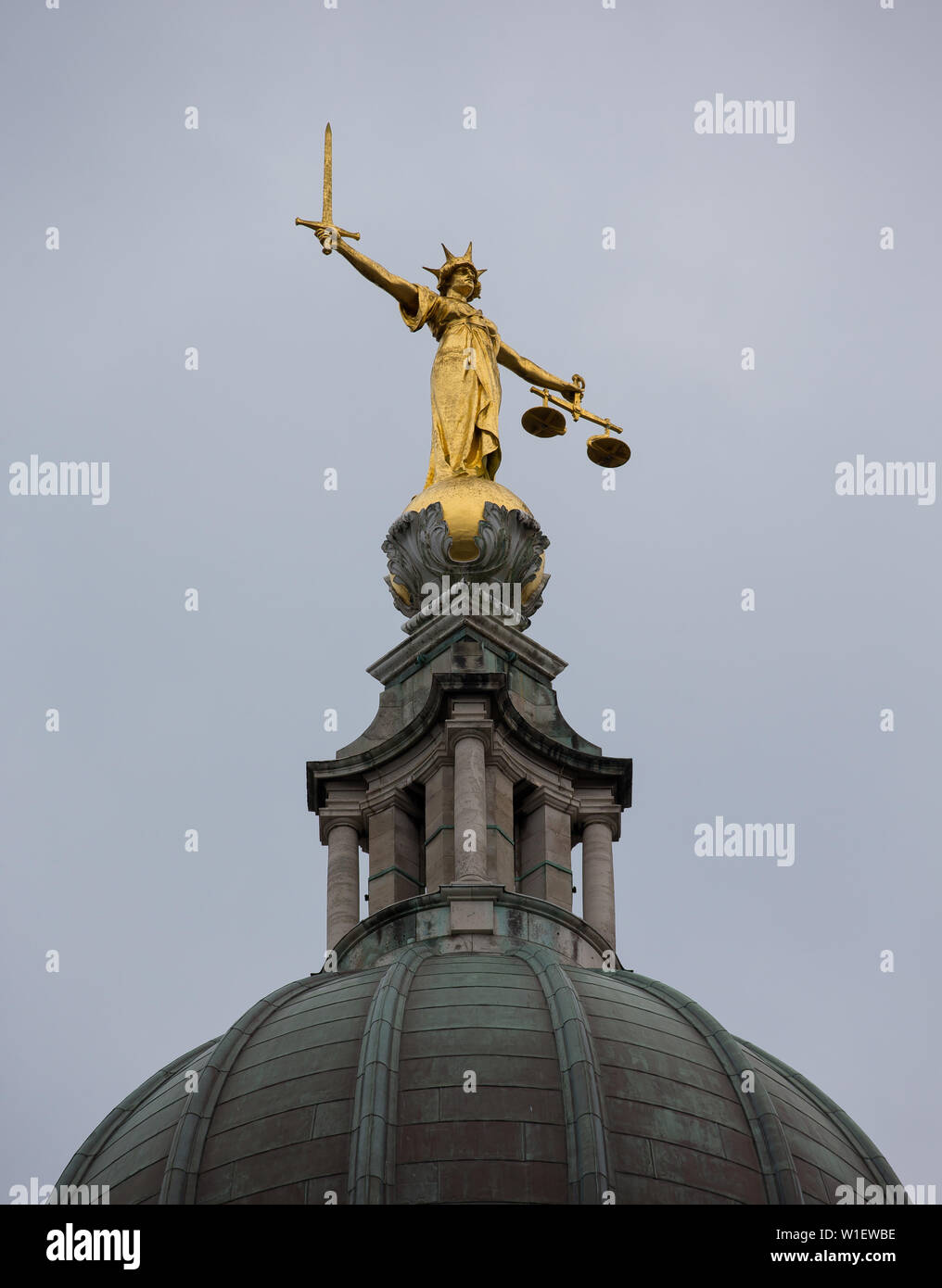 Statue der Justitia auf den zentralen Strafgerichten Old Bailey in London Vereinigtes Königreich Stockfoto