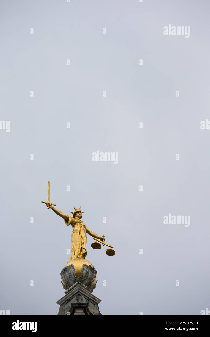 Statue der Justitia auf den zentralen Strafgerichten Old Bailey in London Vereinigtes Königreich Stockfoto