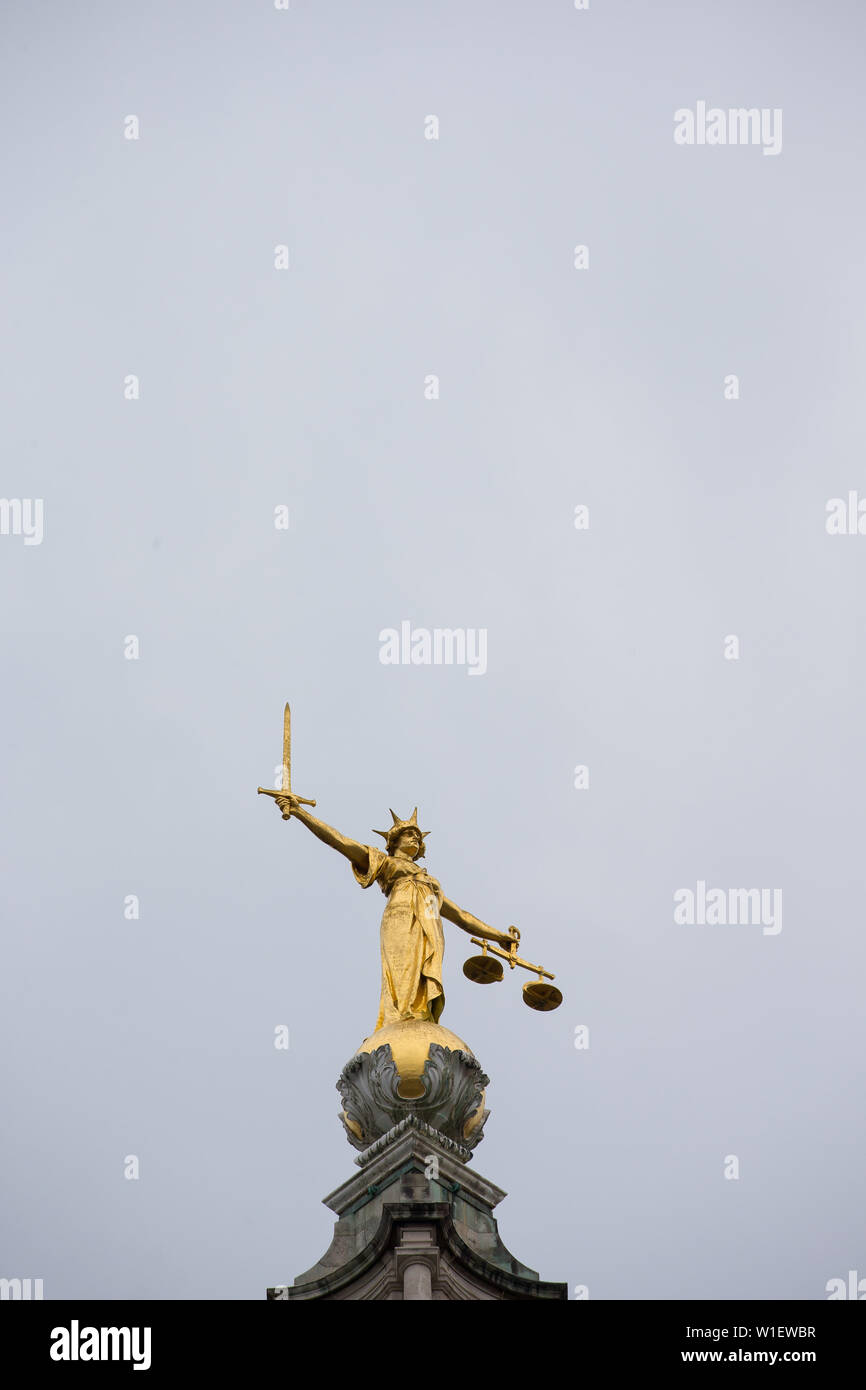Statue der Justitia auf den zentralen Strafgerichten Old Bailey in London Vereinigtes Königreich Stockfoto