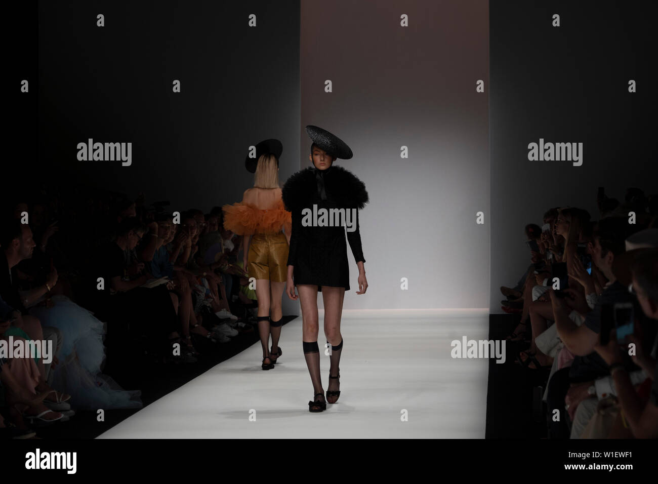 Berlin, Deutschland. 01. Juli, 2019. Ein Modell, während Danny Reicke zeigen bei der Mercedes Benz Fashion Week in Berlin. Credit: Beata Siewicz/Pacific Press/Alamy leben Nachrichten Stockfoto