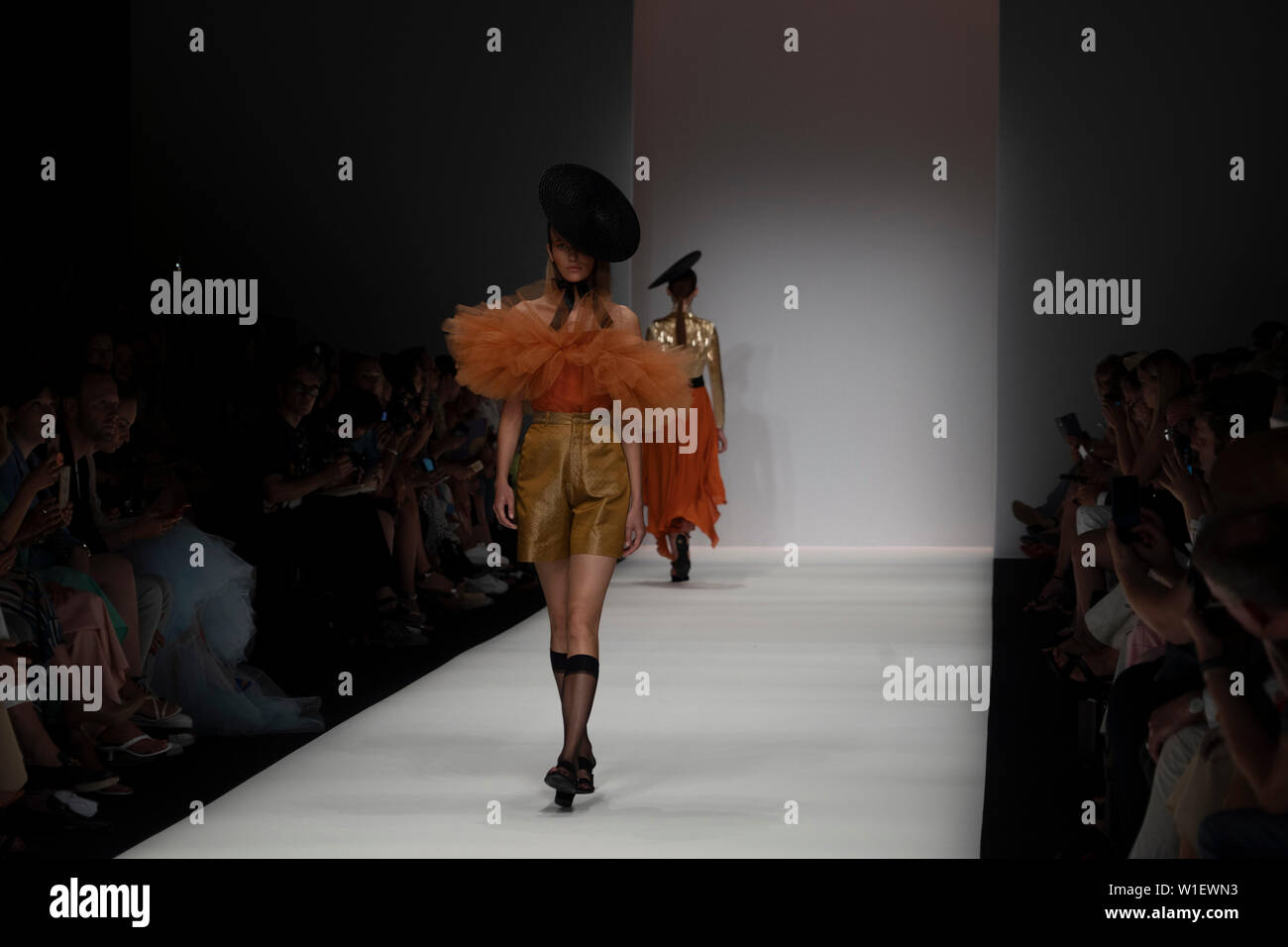 Berlin, Deutschland. 01. Juli, 2019. Ein Modell, während Danny Reicke zeigen bei der Mercedes Benz Fashion Week in Berlin. Credit: Beata Siewicz/Pacific Press/Alamy leben Nachrichten Stockfoto