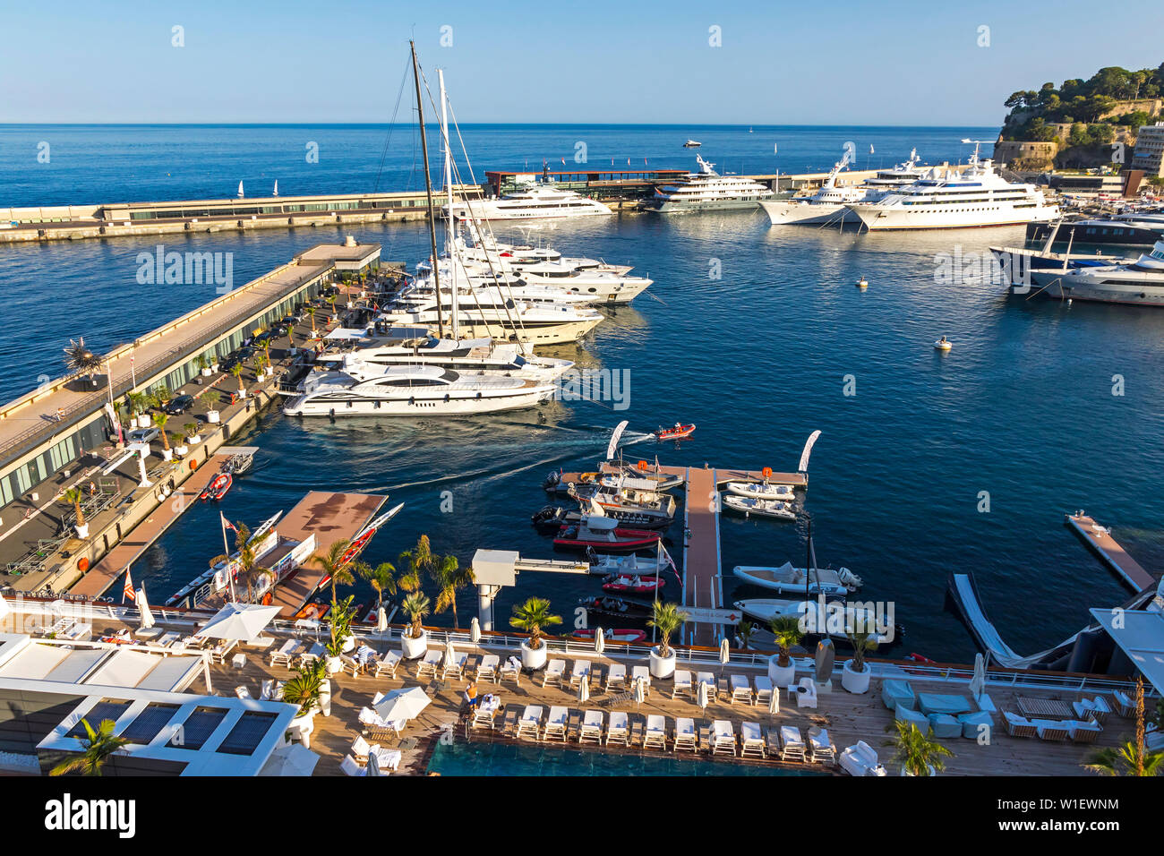 Monaco - Juni 24, 2018: Yacht Club de Monaco Marina. Direkt vor dem neuen Gebäude der Yacht Club de Monaco am Quai Louis II Stockfoto