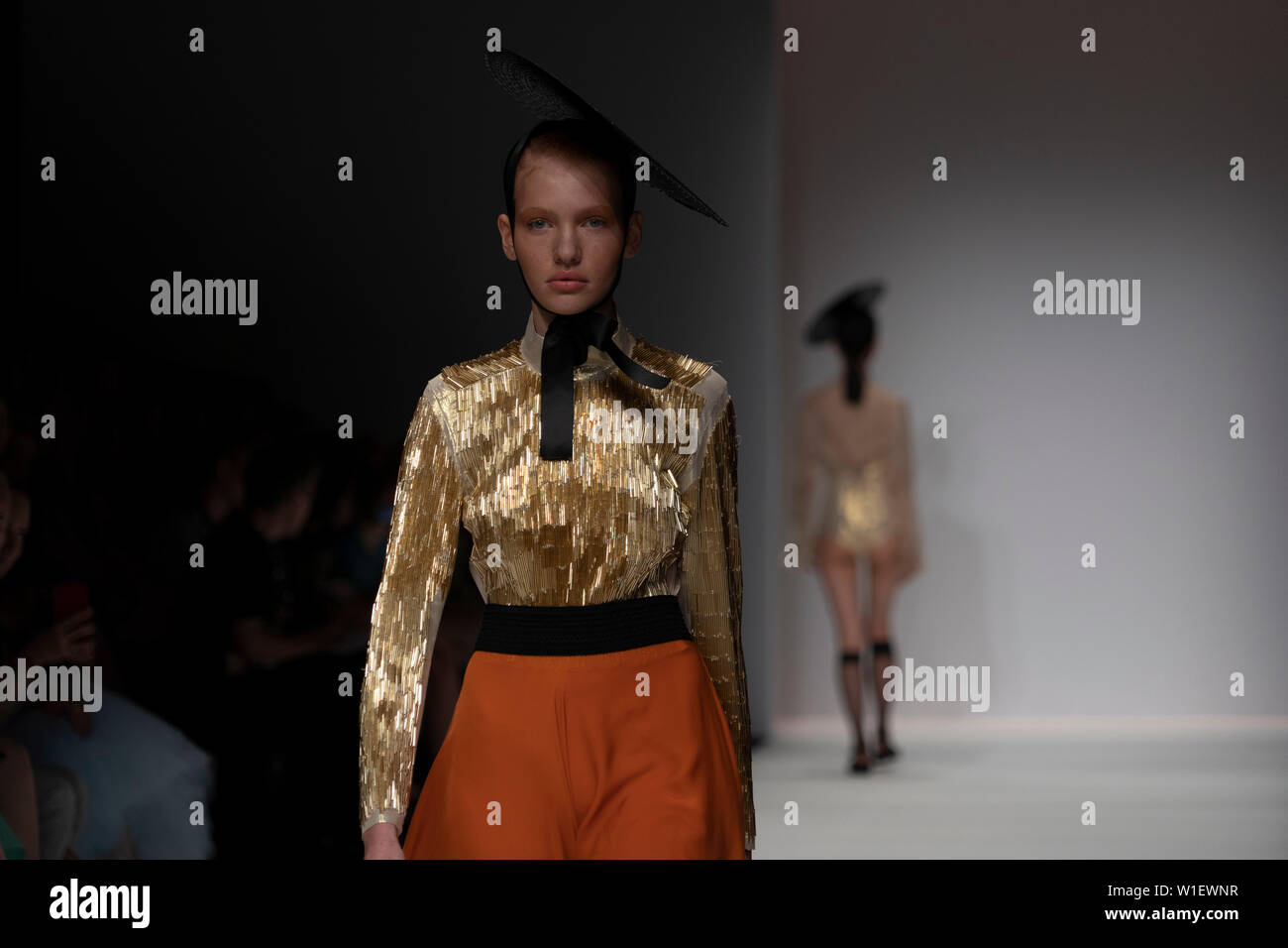 Berlin, Deutschland. 01. Juli, 2019. Ein Modell, während Danny Reicke zeigen bei der Mercedes Benz Fashion Week in Berlin. Credit: Beata Siewicz/Pacific Press/Alamy leben Nachrichten Stockfoto
