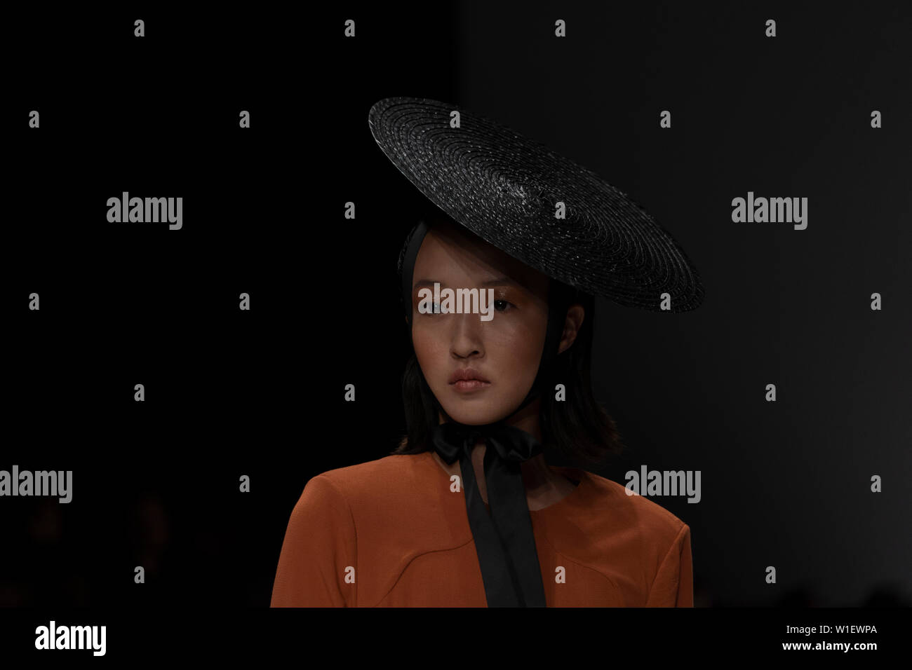 Berlin, Deutschland. 01. Juli, 2019. Ein Modell, während Danny Reicke zeigen bei der Mercedes Benz Fashion Week in Berlin. Credit: Beata Siewicz/Pacific Press/Alamy leben Nachrichten Stockfoto