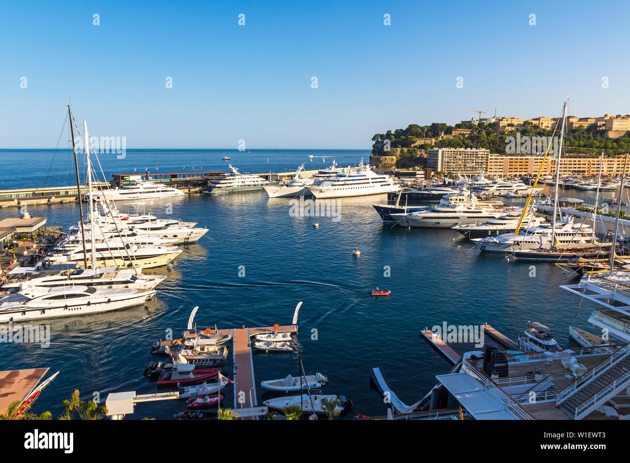 Monaco - Juni 24, 2018: Yacht Club de Monaco Marina. Direkt vor dem neuen Gebäude der Yacht Club de Monaco am Quai Louis II Stockfoto