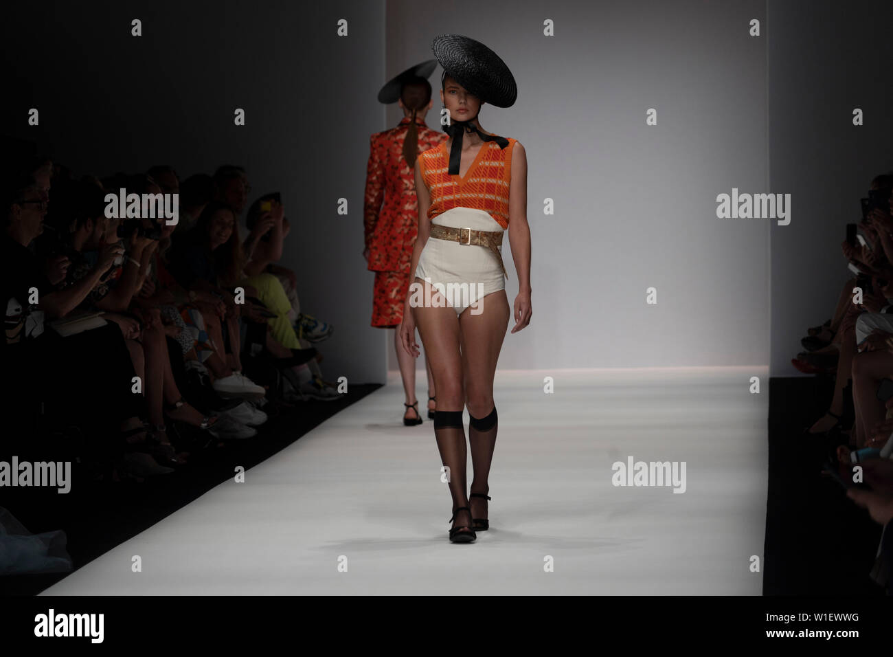 Berlin, Deutschland. 01. Juli, 2019. Ein Modell, während Danny Reicke zeigen bei der Mercedes Benz Fashion Week in Berlin. Credit: Beata Siewicz/Pacific Press/Alamy leben Nachrichten Stockfoto
