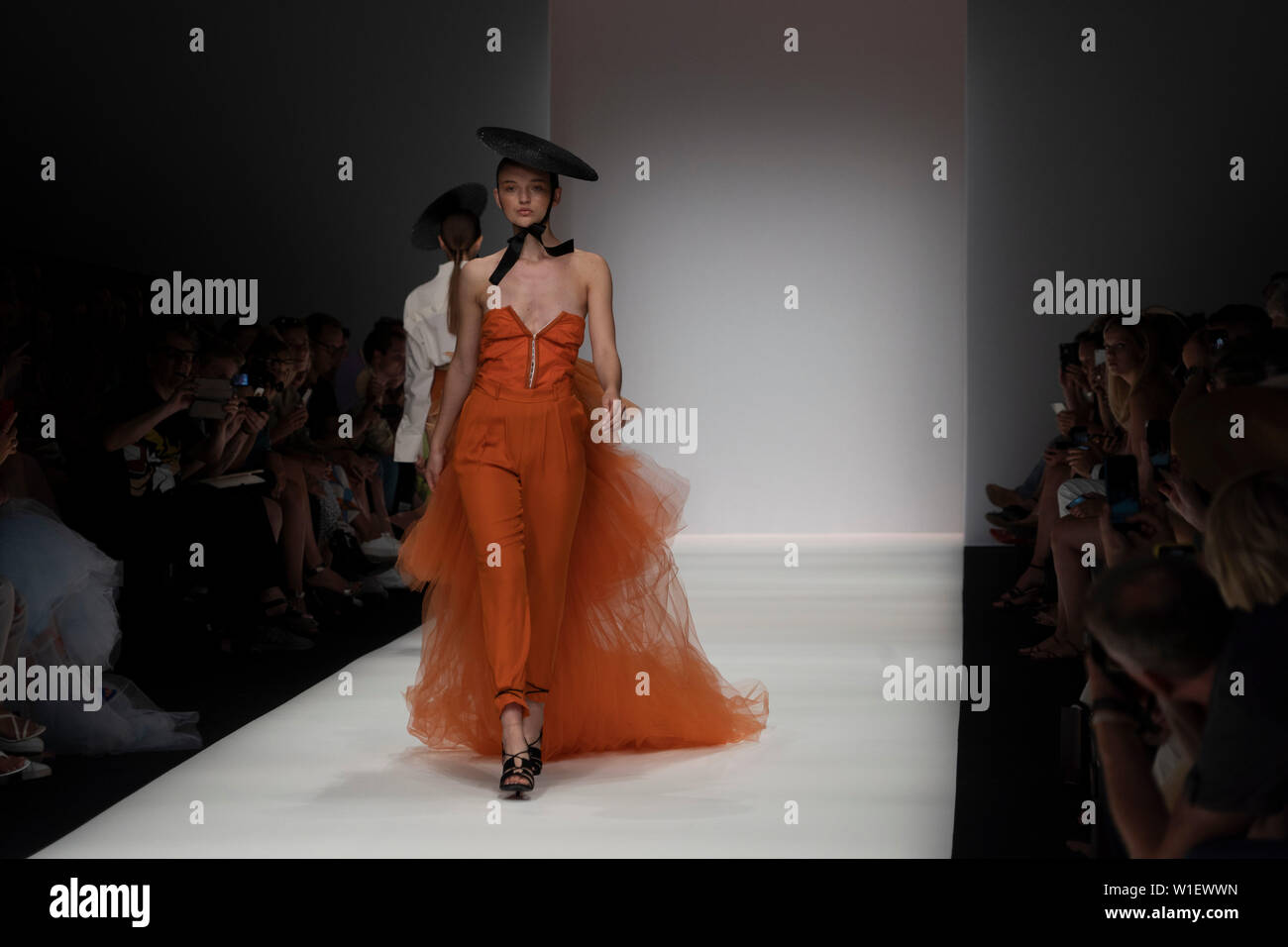 Berlin, Deutschland. 01. Juli, 2019. Ein Modell, während Danny Reicke zeigen bei der Mercedes Benz Fashion Week in Berlin. Credit: Beata Siewicz/Pacific Press/Alamy leben Nachrichten Stockfoto