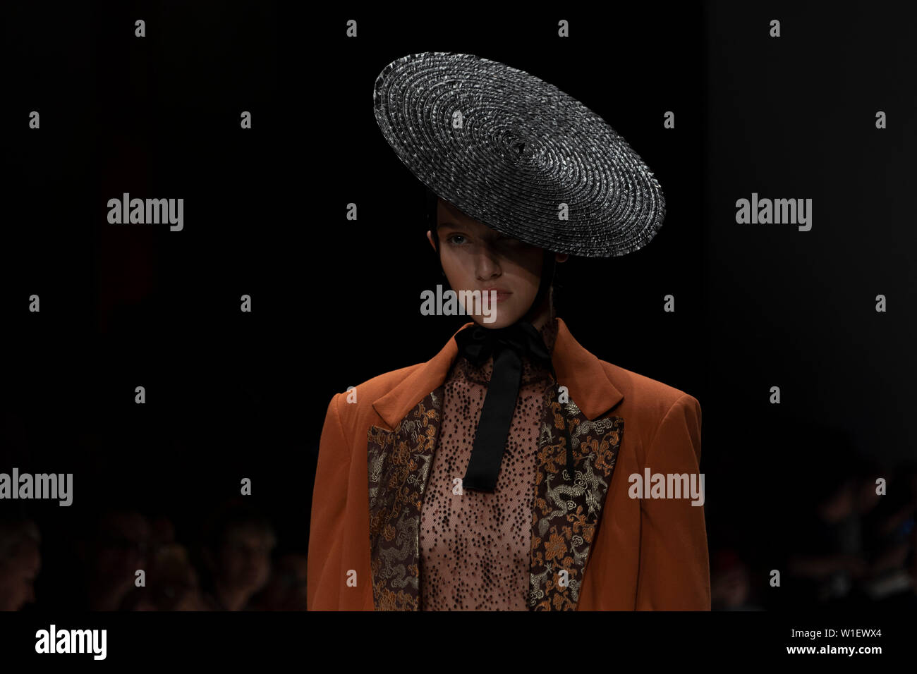 Berlin, Deutschland. 01. Juli, 2019. Ein Modell, während Danny Reicke zeigen bei der Mercedes Benz Fashion Week in Berlin. Credit: Beata Siewicz/Pacific Press/Alamy leben Nachrichten Stockfoto