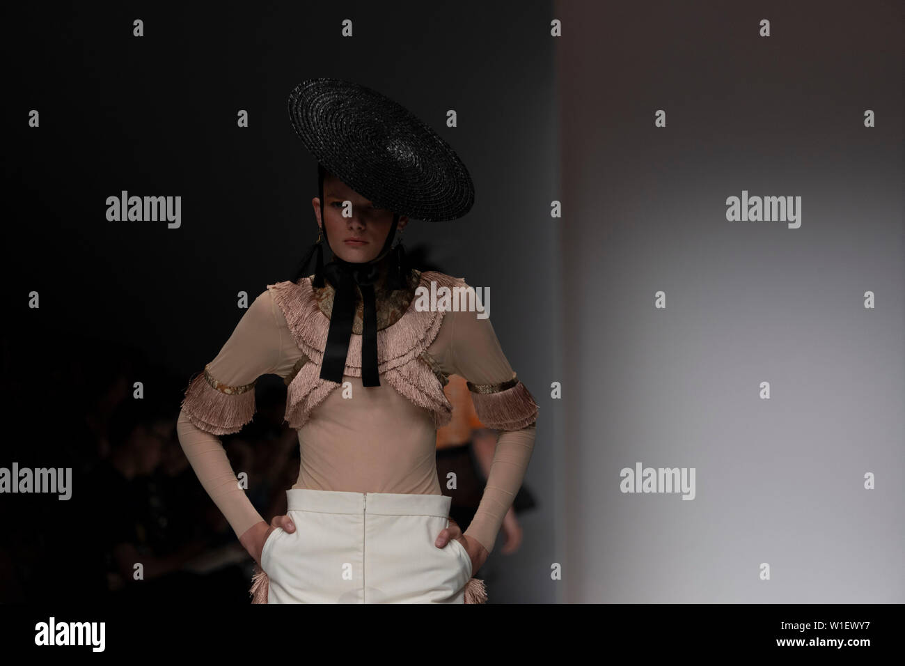 Berlin, Deutschland. 01. Juli, 2019. Ein Modell, während Danny Reicke zeigen bei der Mercedes Benz Fashion Week in Berlin. Credit: Beata Siewicz/Pacific Press/Alamy leben Nachrichten Stockfoto