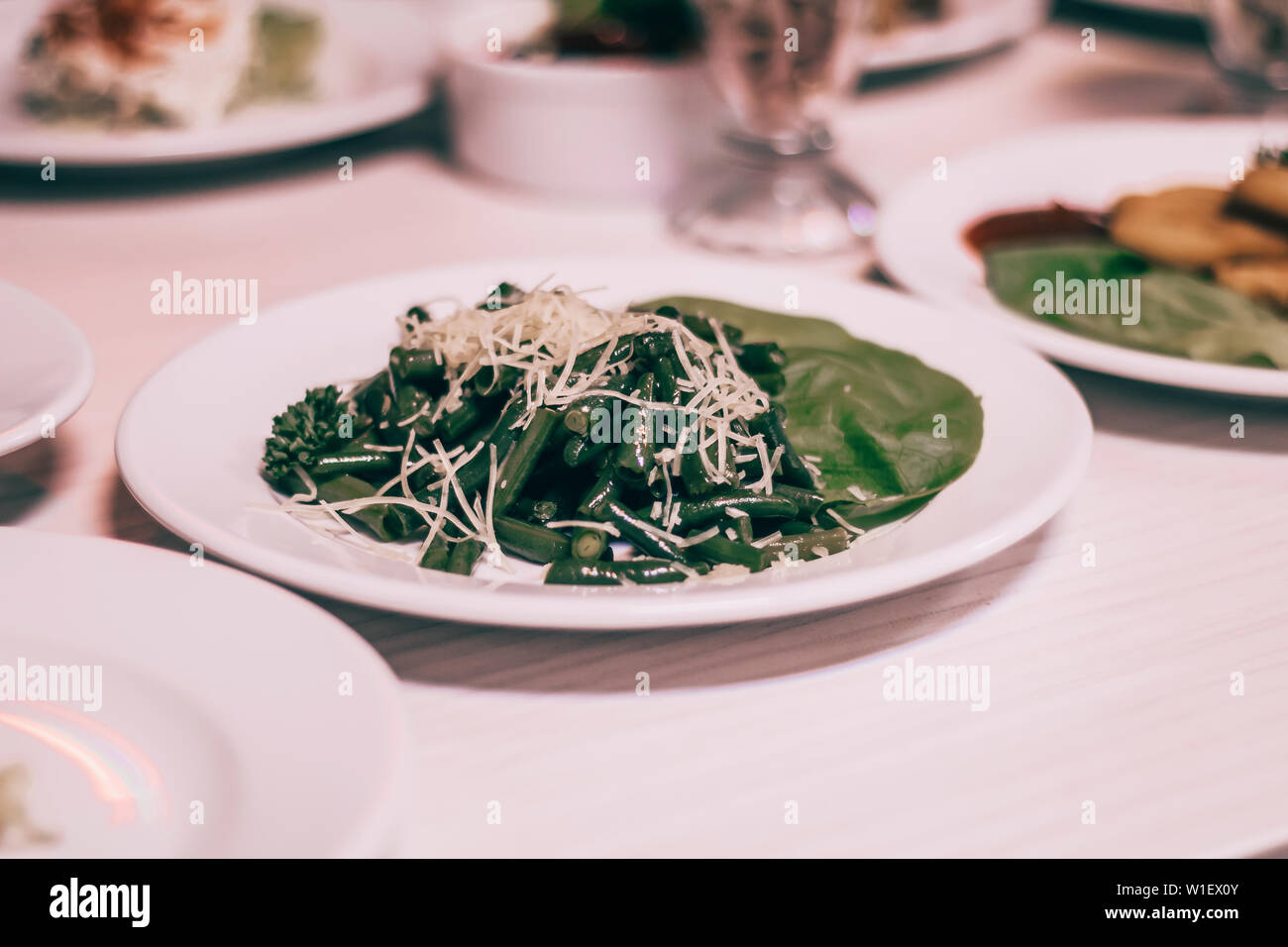 Vegetarische Gerichte. Grüne Bohnen und Käse und süßen Soße Stockfoto