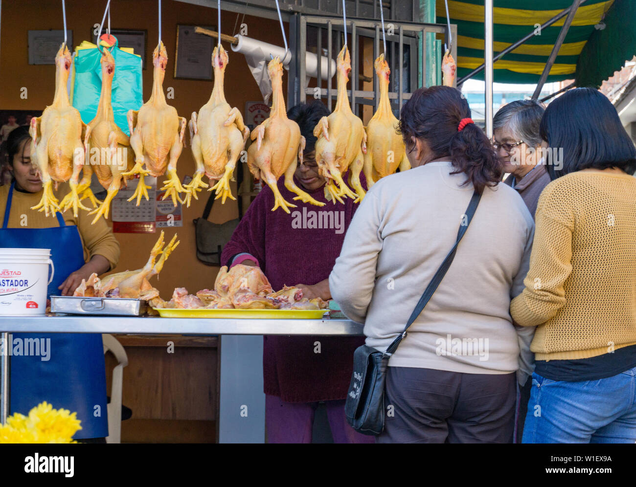 Huaraz, Ancash/Peru: 4. Juni, 2016: Markt stehen einer Geflügel Metzgerei verkaufen Hühner und mehr in den geschäftigen Markt Straßen von Huaraz Stockfoto