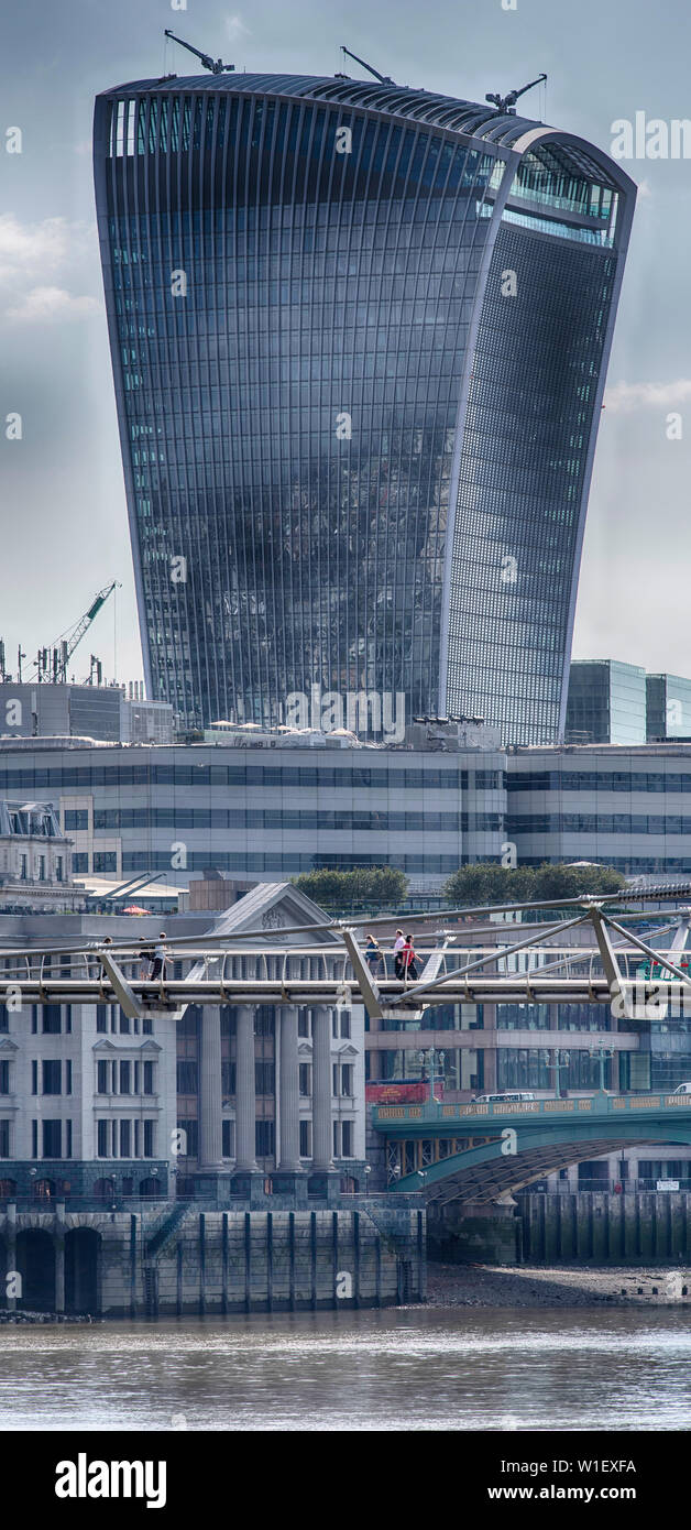 Büro Wolkenkratzer in der City von London, 2. Juli 2019 mit der Millennium Bridge im Vordergrund. Stockfoto