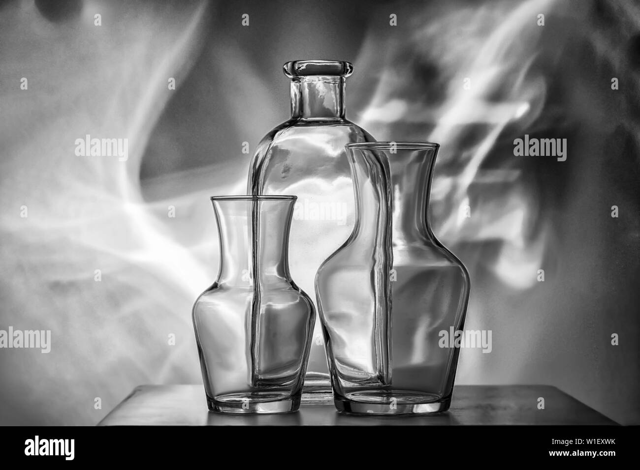 B Stillleben mit Vasen und Flaschen. Grafik Foto, schöne Komposition. Stockfoto